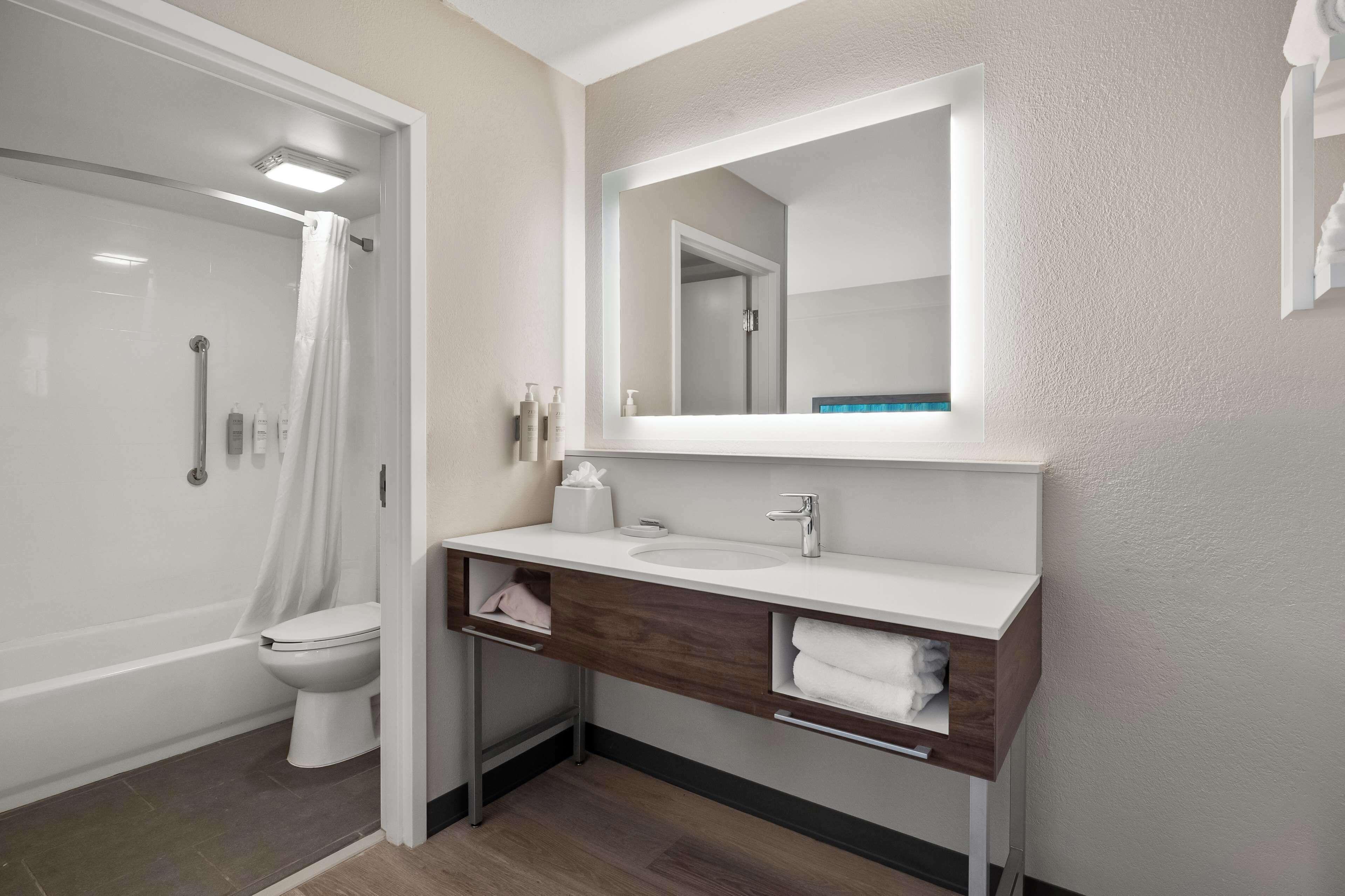 Suite Two Queen Beds Microwave or Fridge or Wet Bar