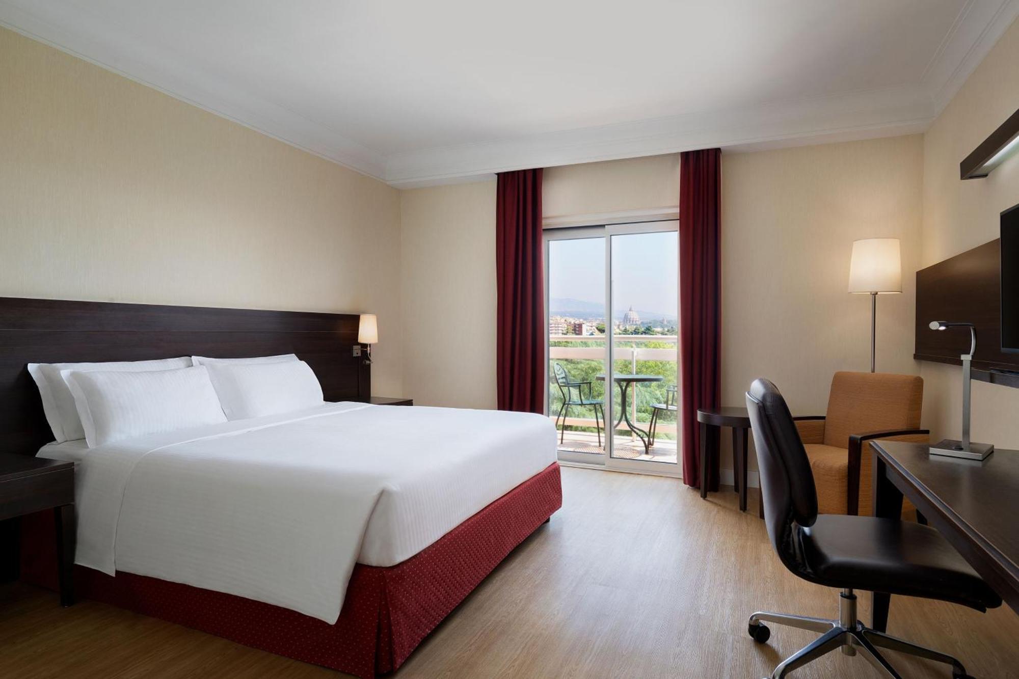 Guest room 1 King St PeterÂ´s Dome view High floor