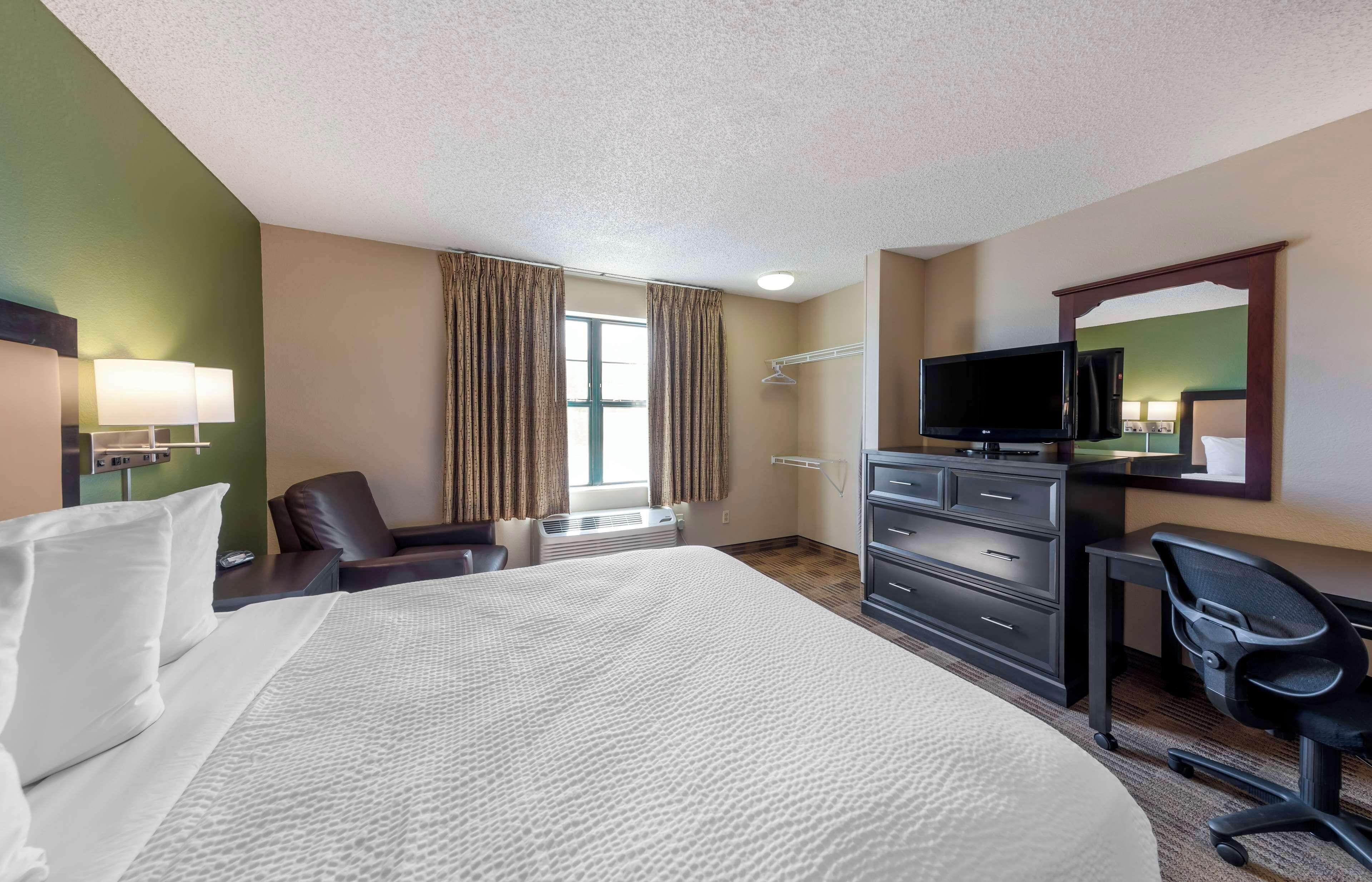 Queen studio 1 Queen Bed Disability Access or Non-Smoking