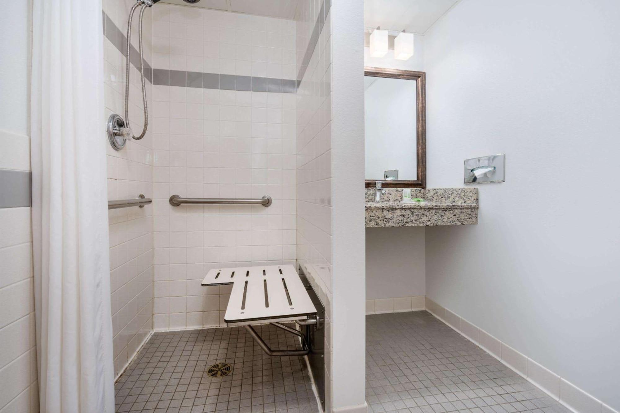 Queen Room - Mobility Access/Non-Smoking