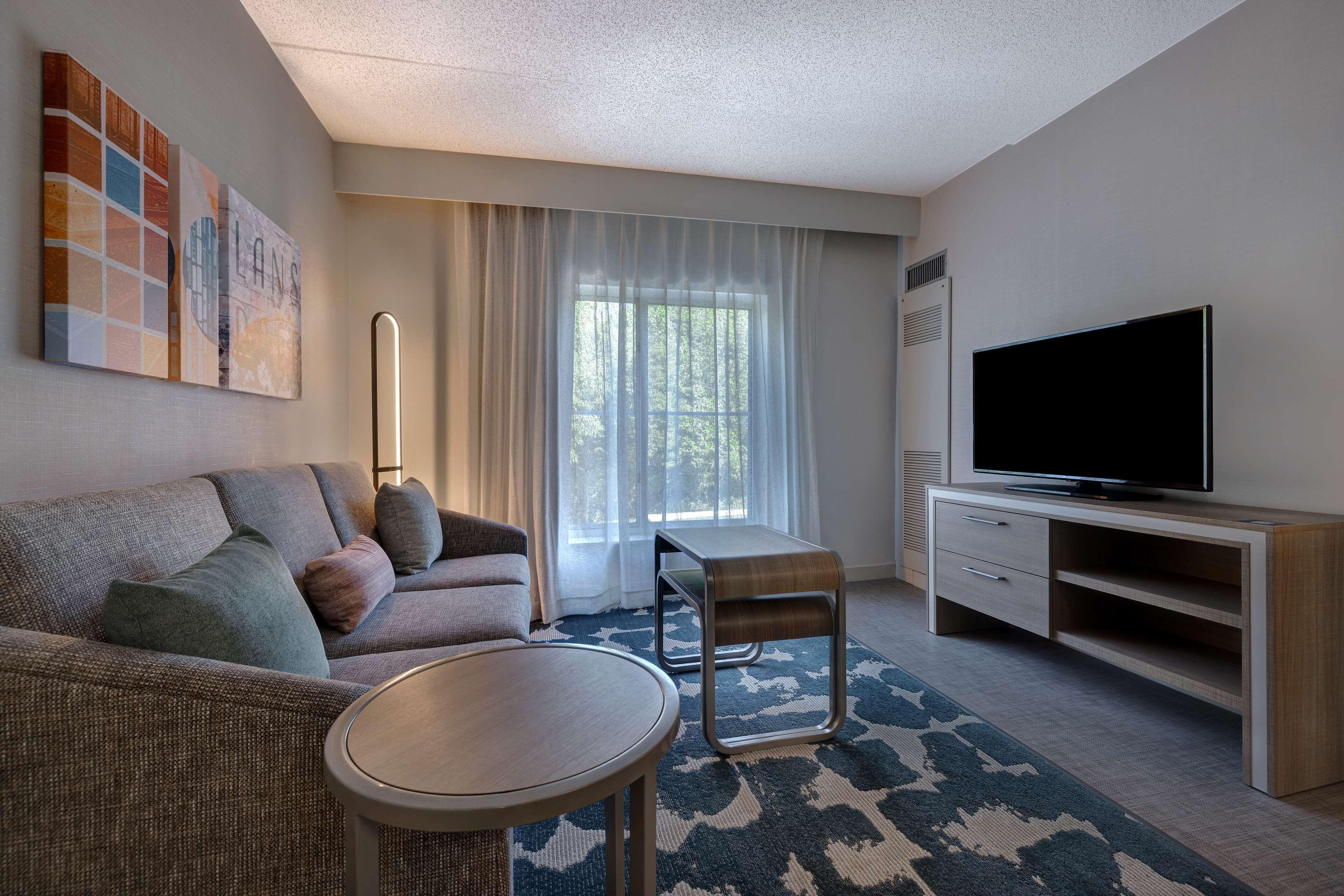 King Suite Mobility or Hearing Accessible Tub