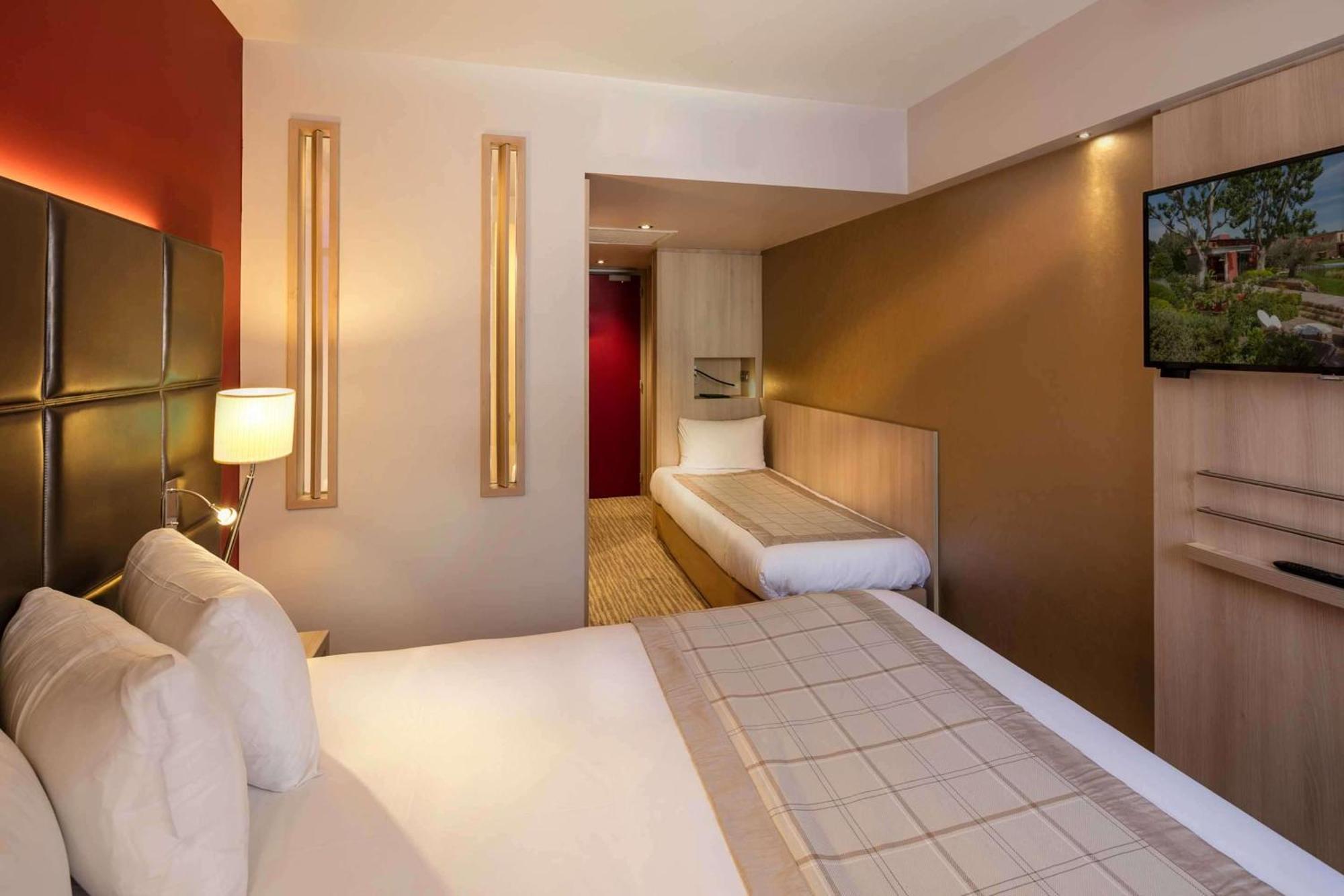Small Triple Room Queen Bed