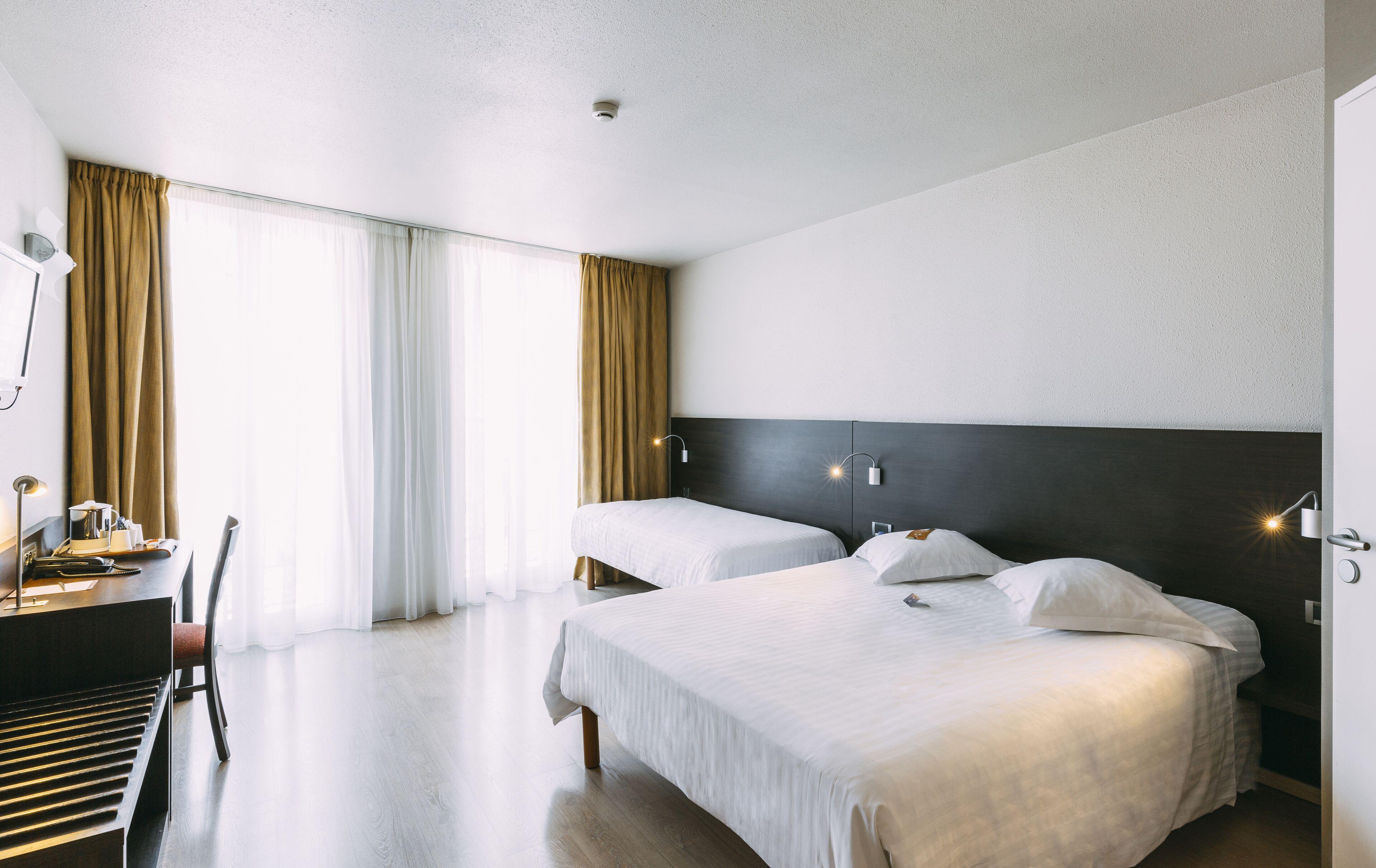 Deluxe Triple Room Old Port Side View