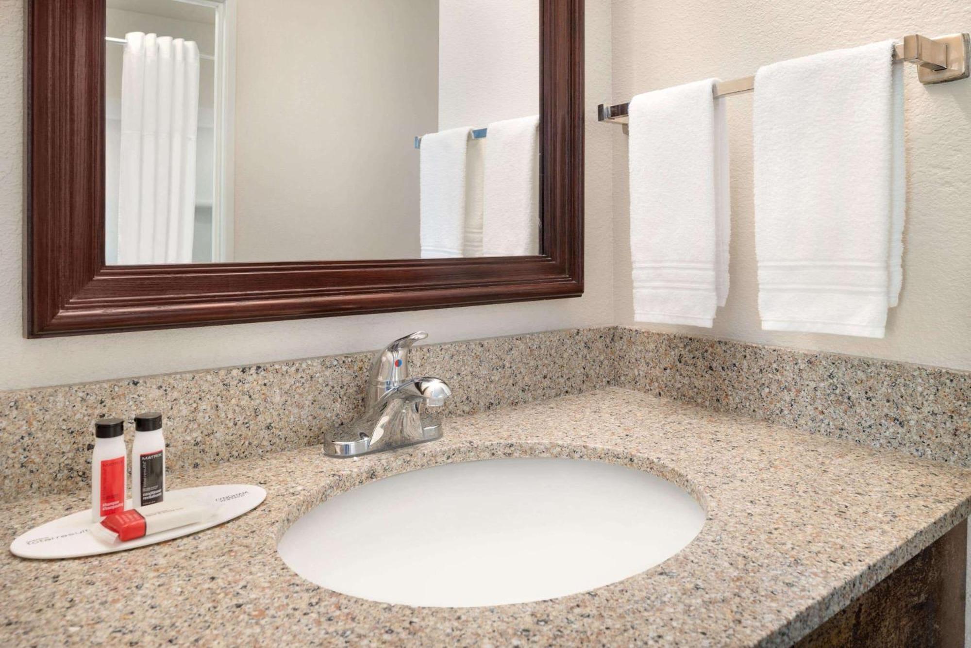 Deluxe Queen Room - Mobility/Hearing Accessible