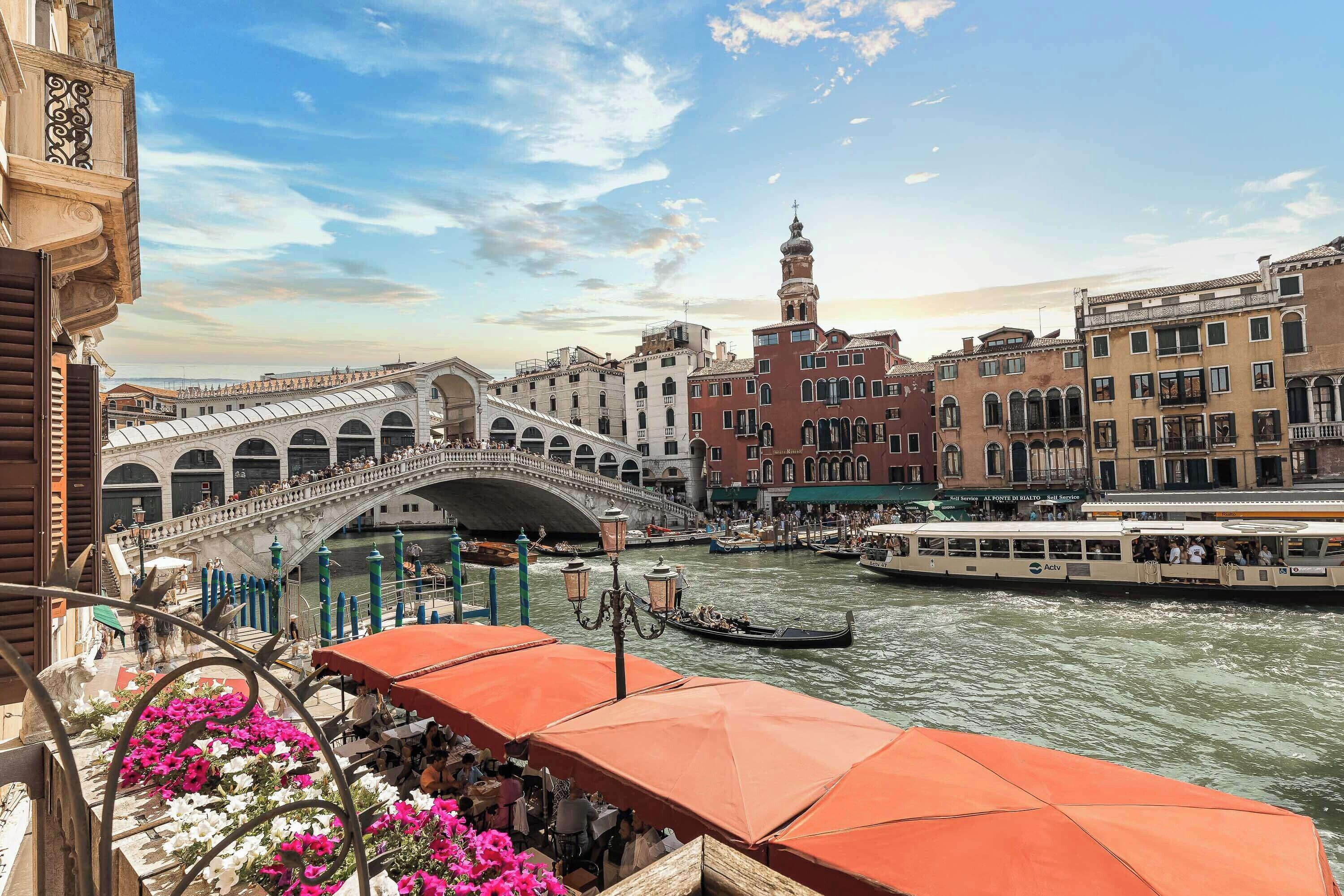 Deluxe Double or Twin Room Canal View