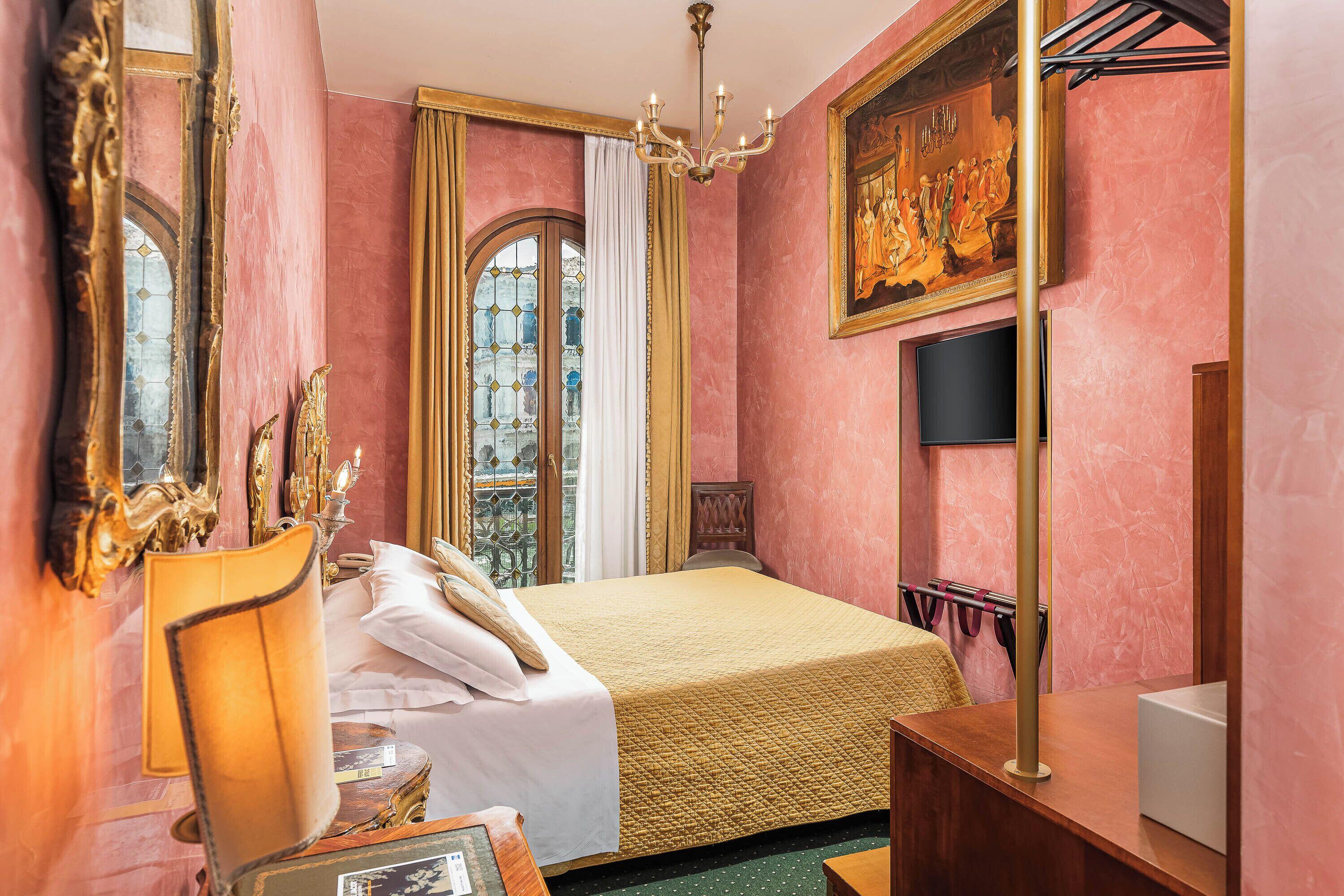 Deluxe Double or Twin Room Canal View
