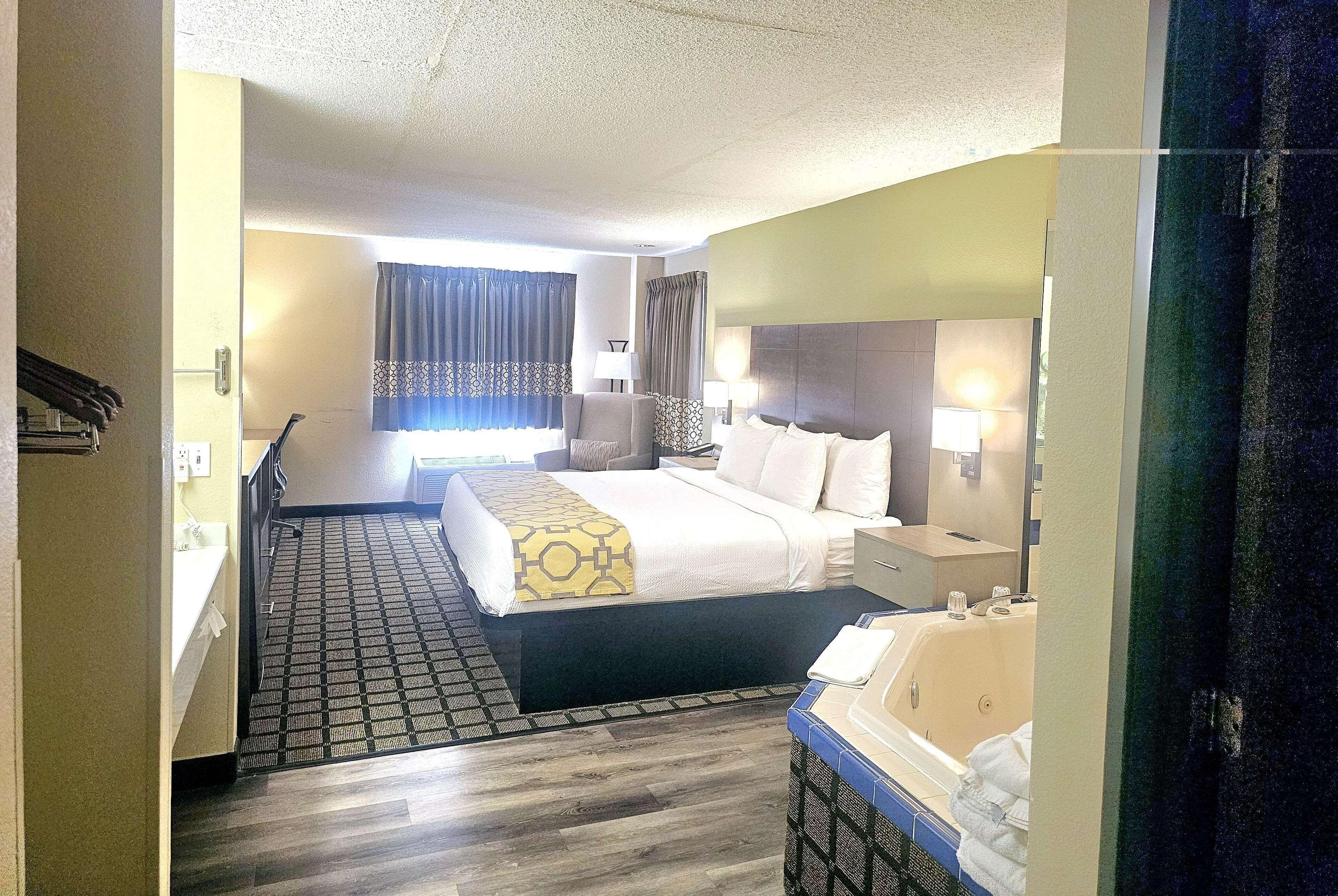 1 King Bed Studio Suite Hot Tub Non-Smoking