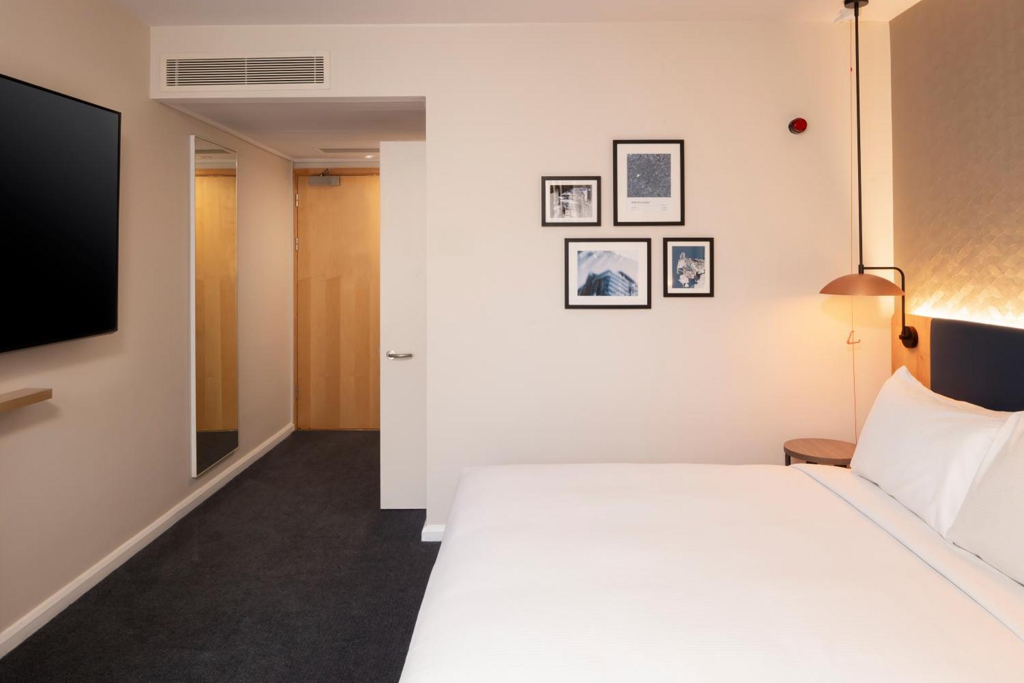 Queen Room Accessible