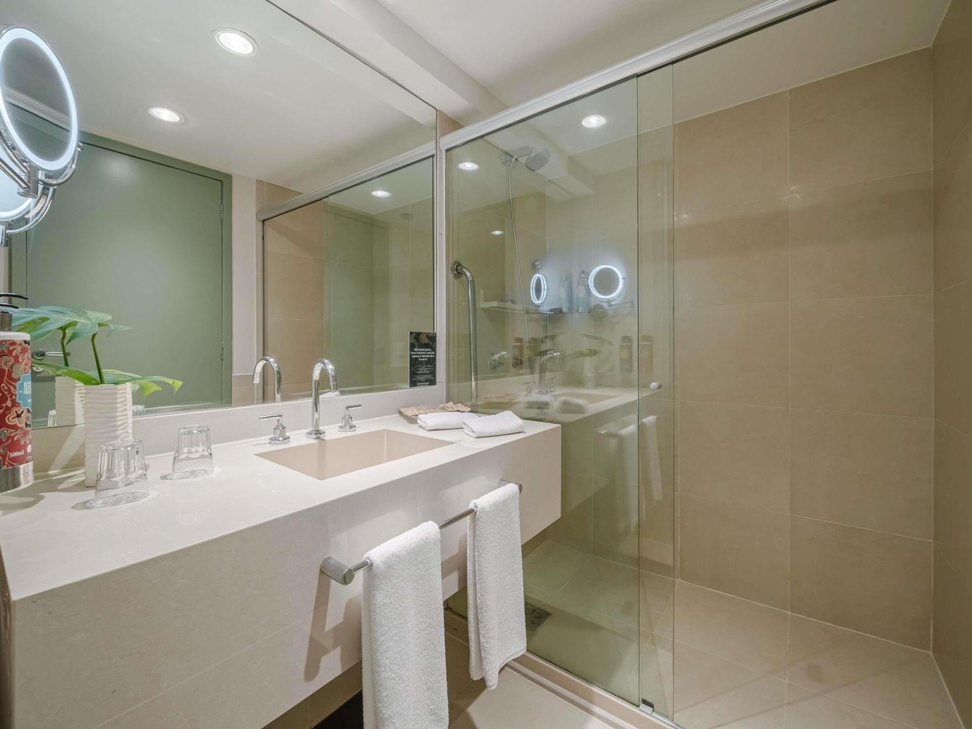 Chambre Lit King-Size Exécutive - Vue Partielle Frontale sur Mer