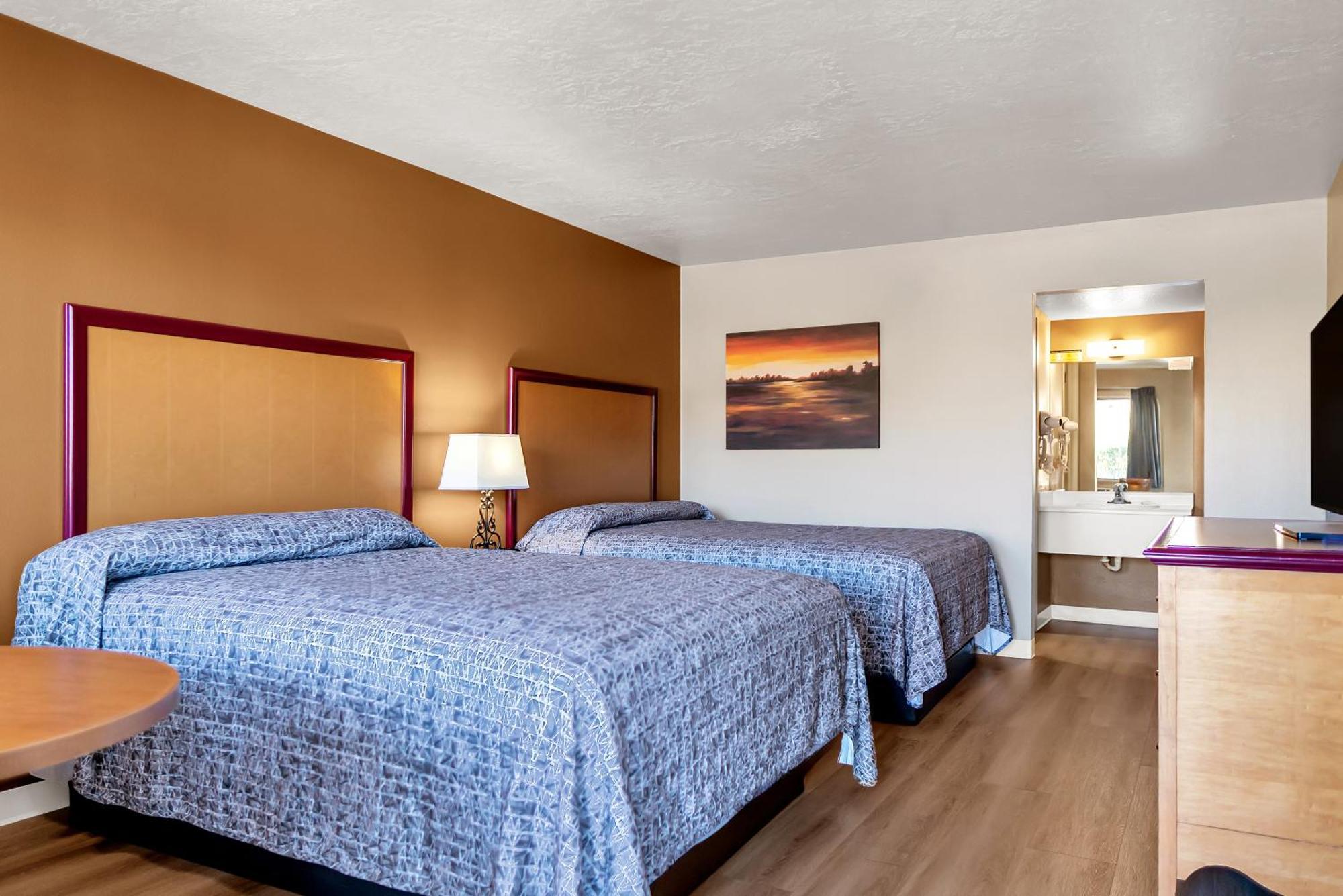 2 Queen Beds Pet Friendly