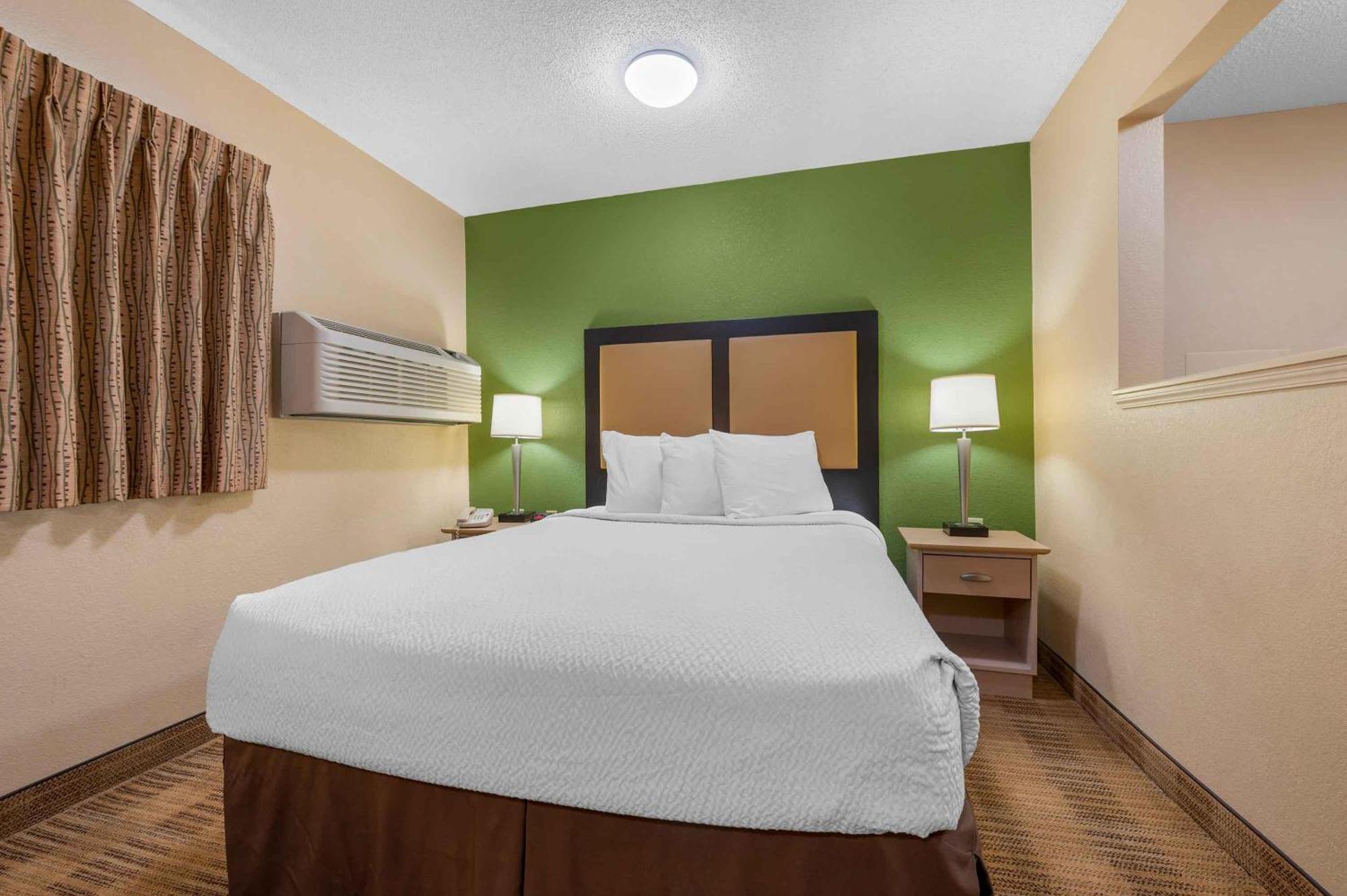 Deluxe Studio 1 Queen Bed Non-Smoking