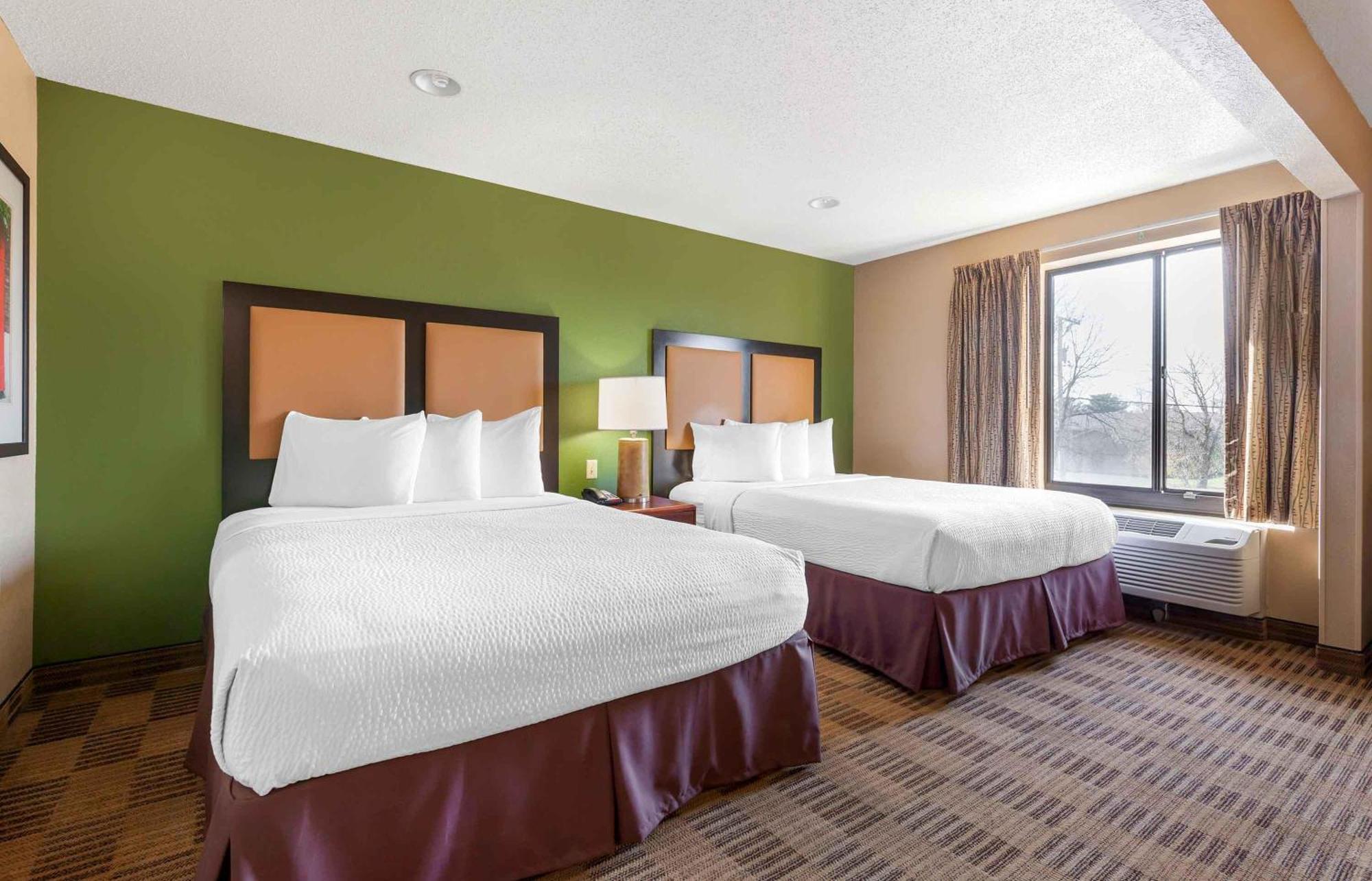 Deluxe Studio 2 Queen Beds Non-Smoking