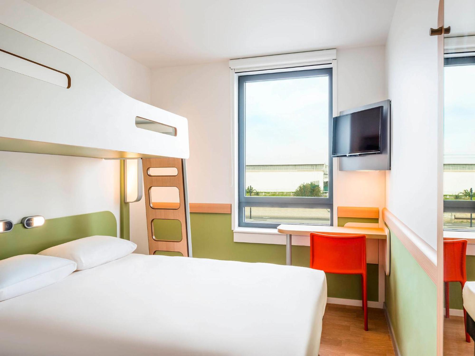 Triple Room a Large Bed Bunk Bed,1710783436:JPEG