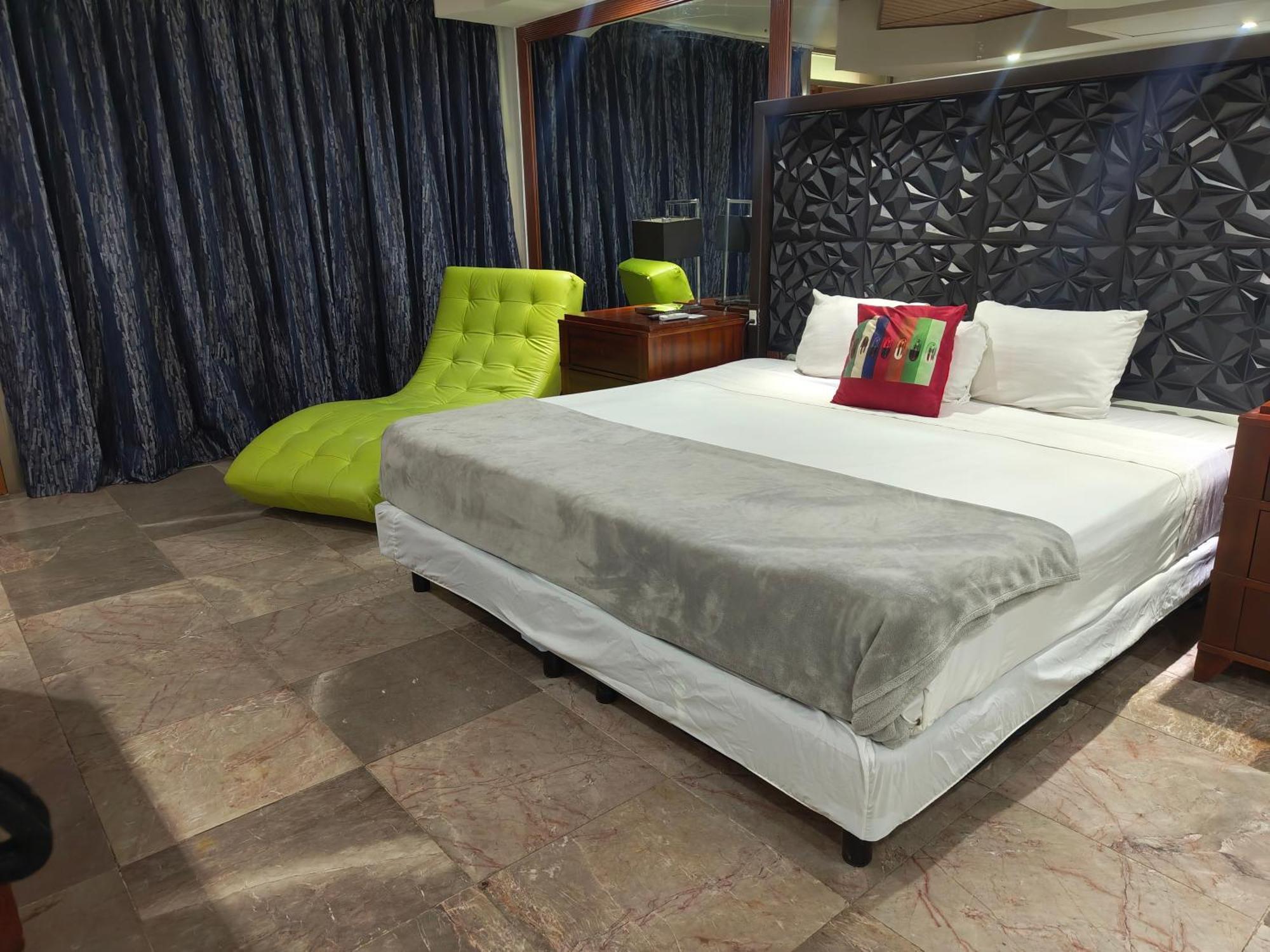 Habitación con cama extragrande.