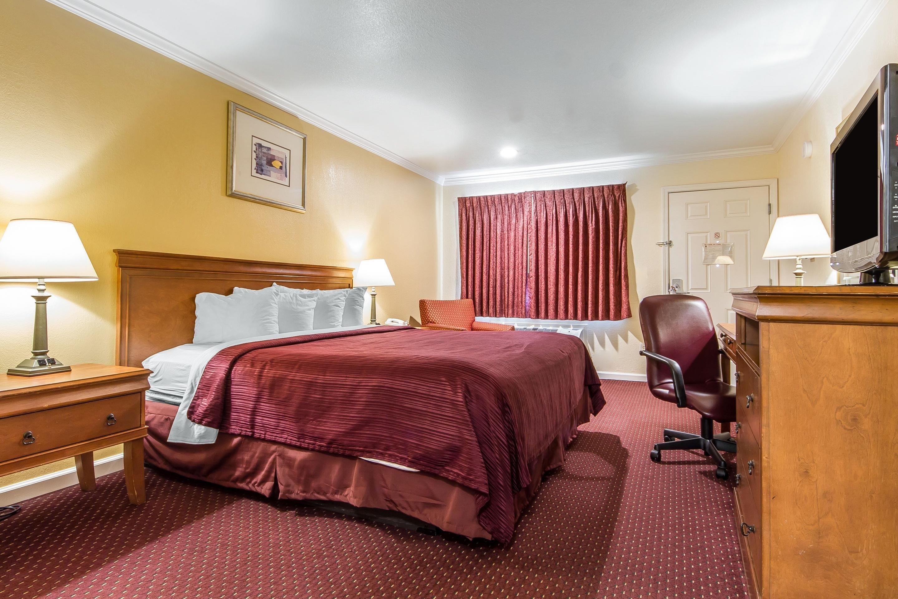 King Room Accessible or Non-Smoking