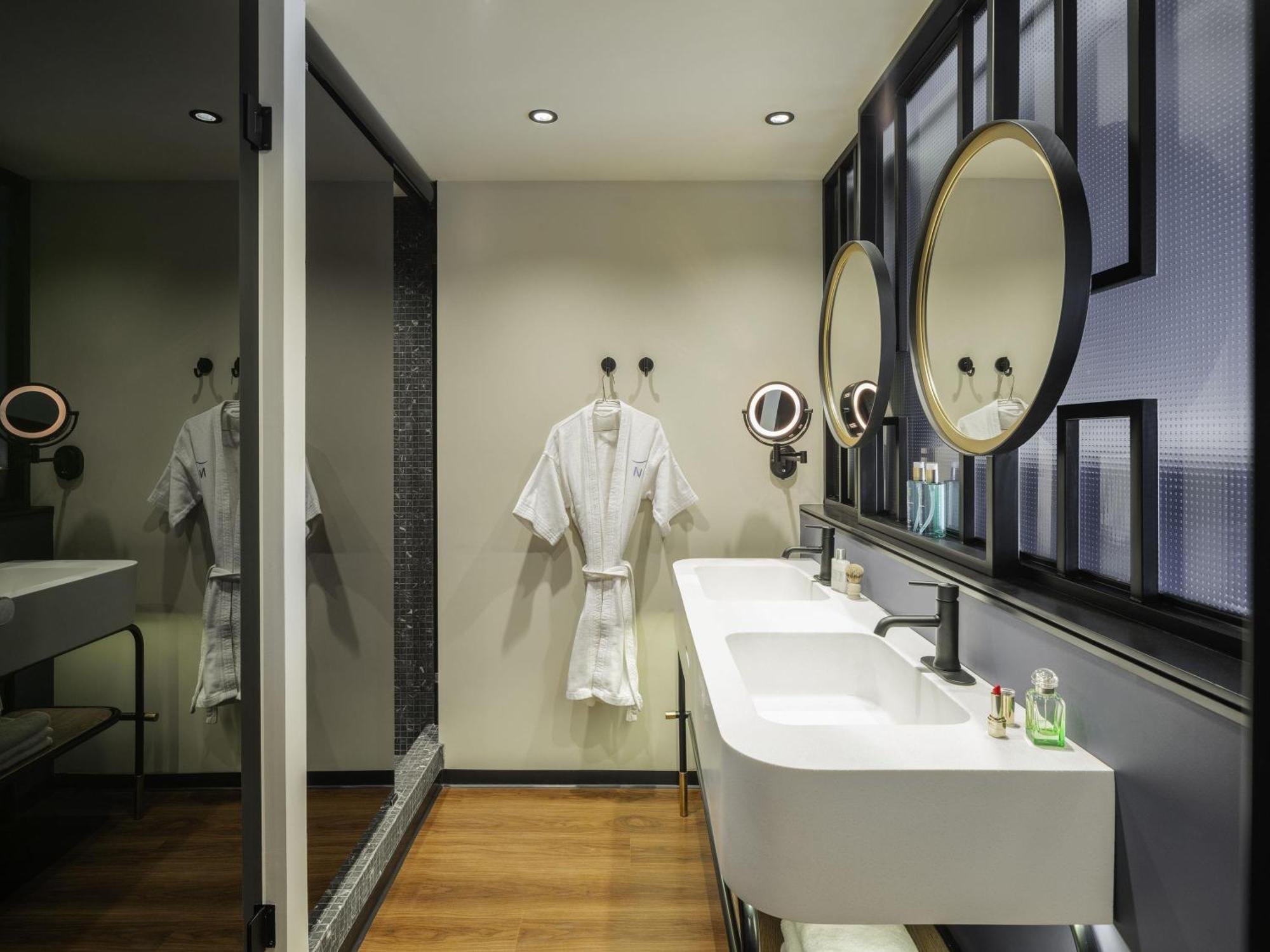 Superior King Suite