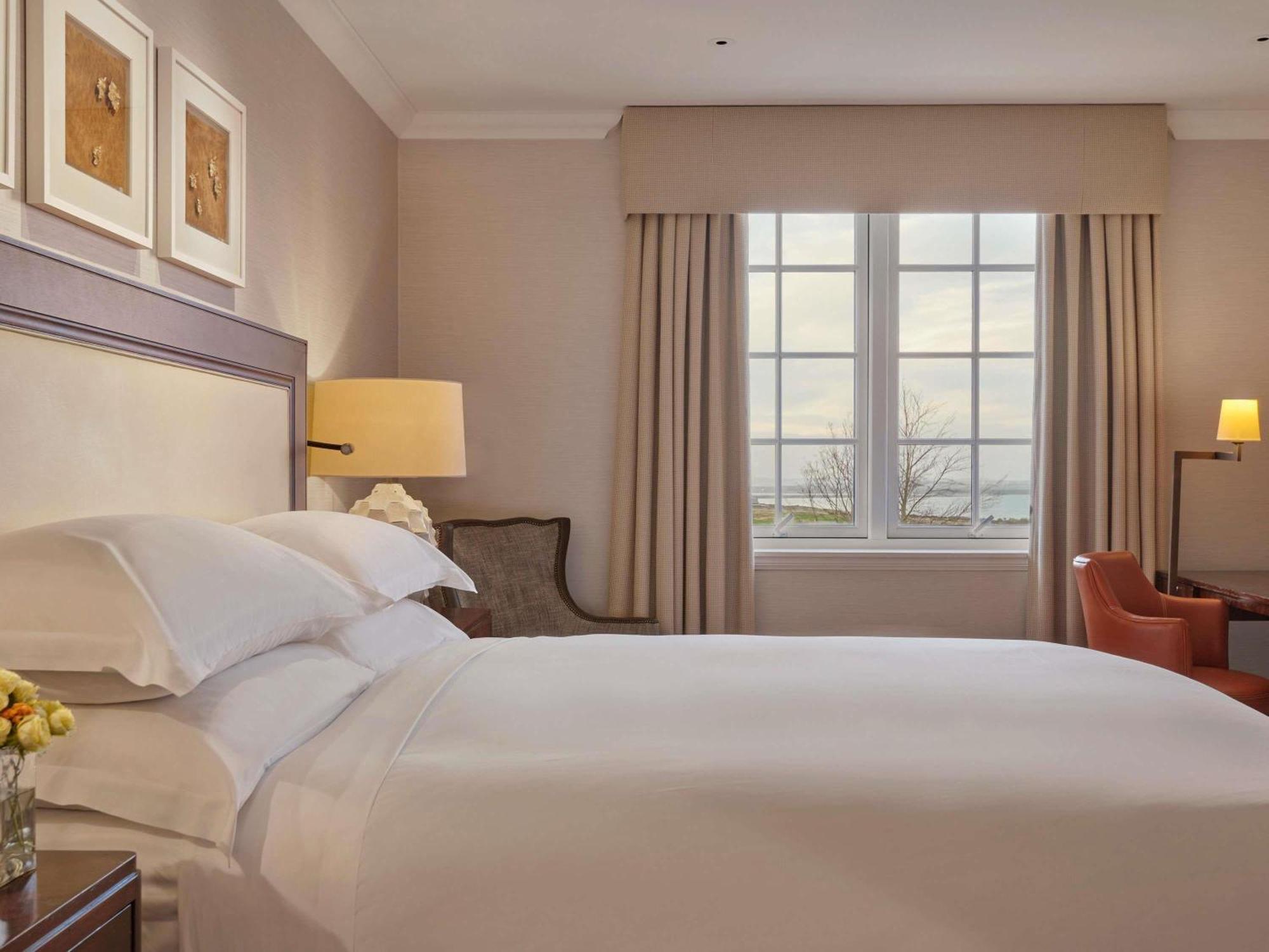 Quarto com Cama King-size e Vista do Jardim