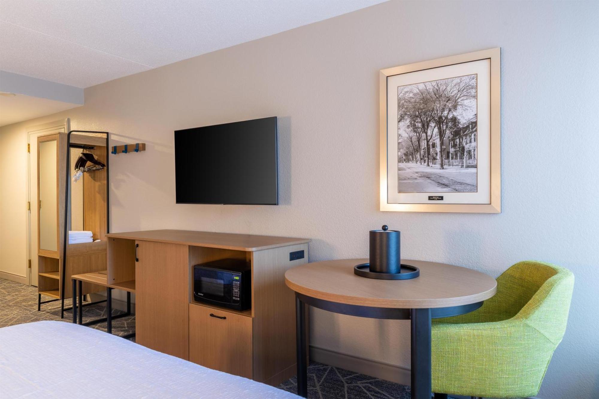 Queen Room Two Queen Beds Mobility Hearing Access or Non-Smoking