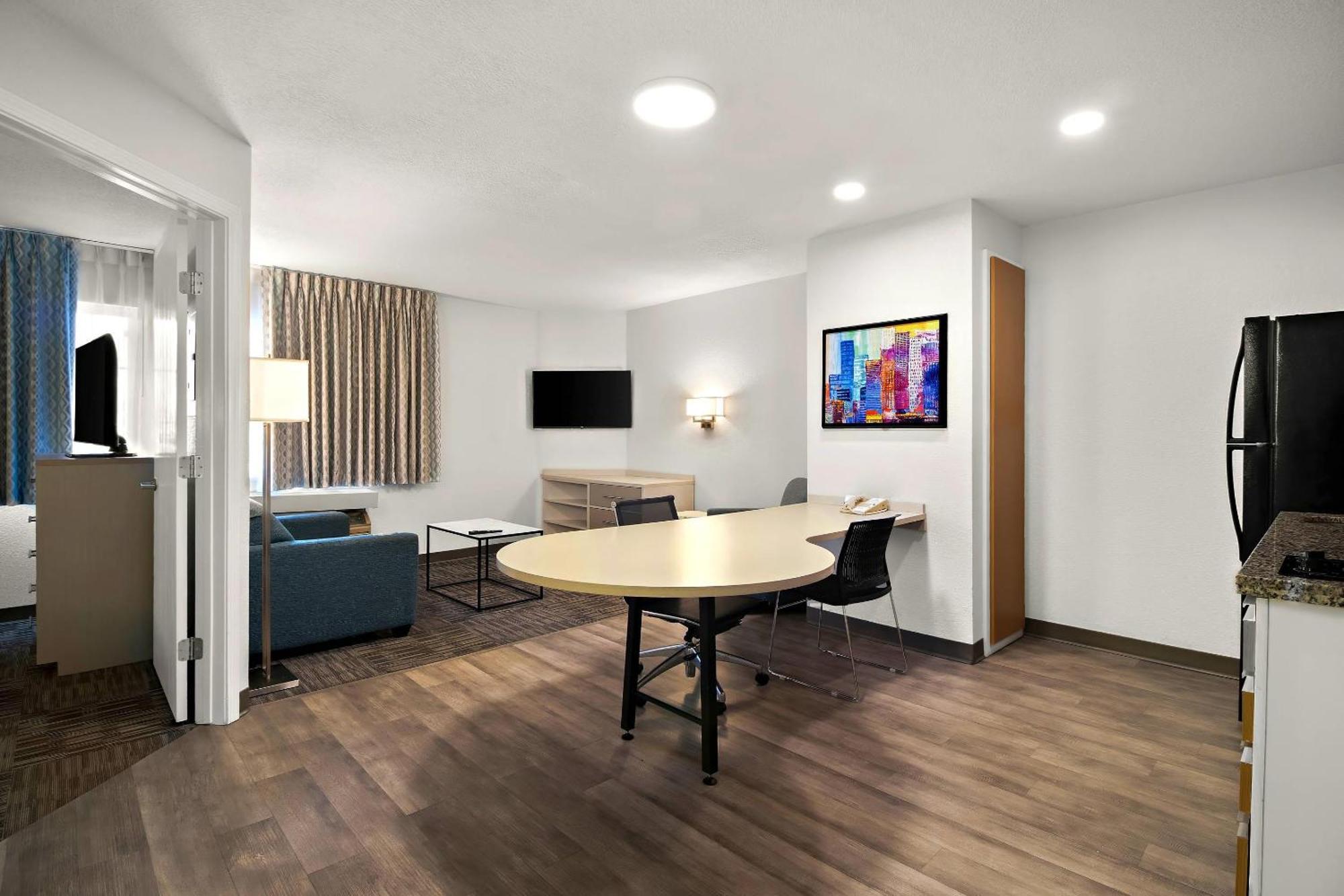 Queen Suite with Sofa Bed - Non-Smoking