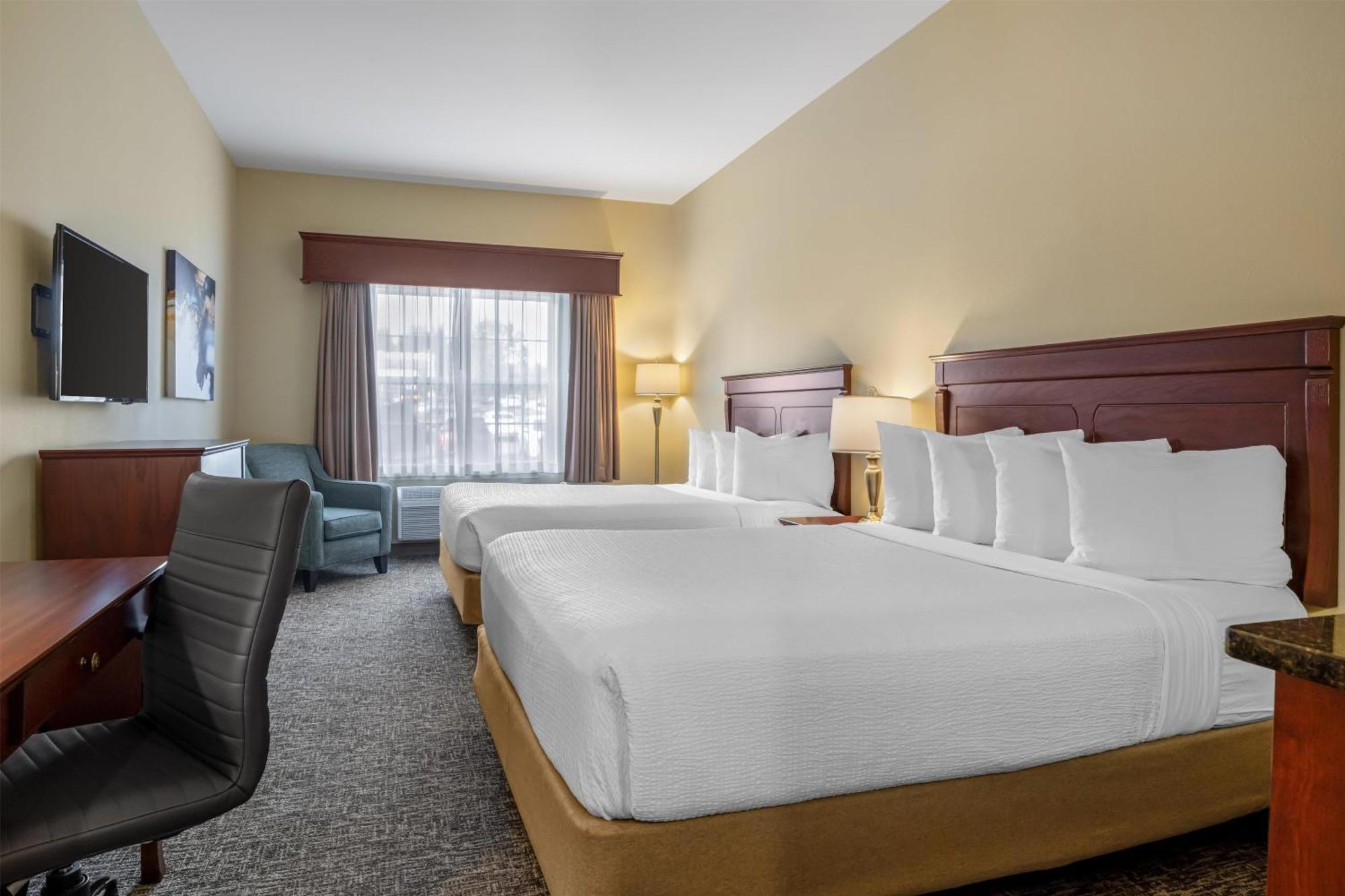 Queen Room Two Queen Beds Kitchenette