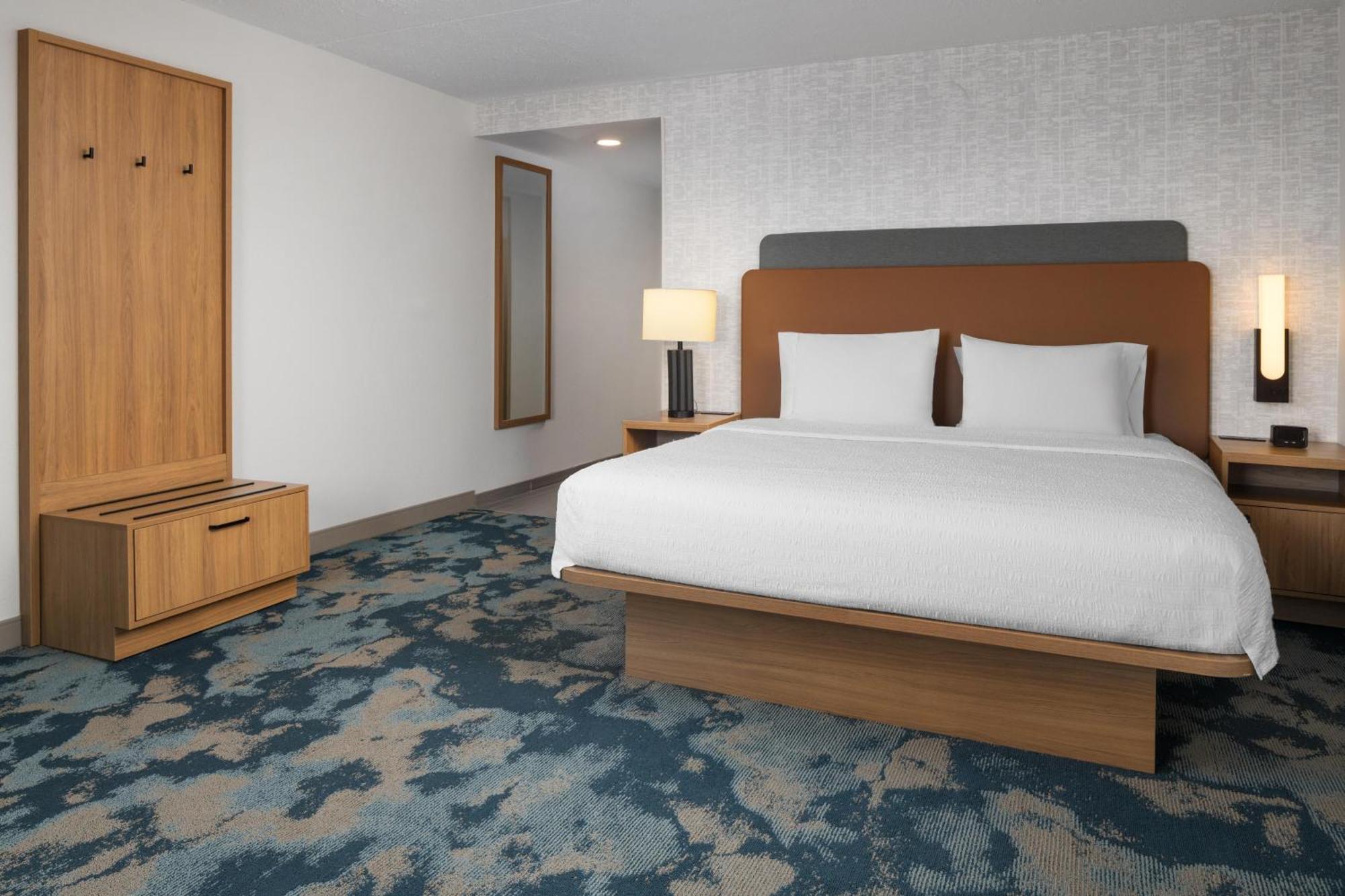 King Room Accessible Tub Mobility Hearing Access or Non-Smoking