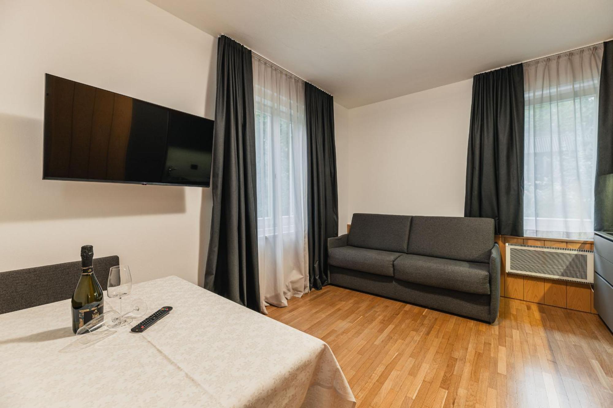 Deluxe One-Bedroom Apartment Garden View