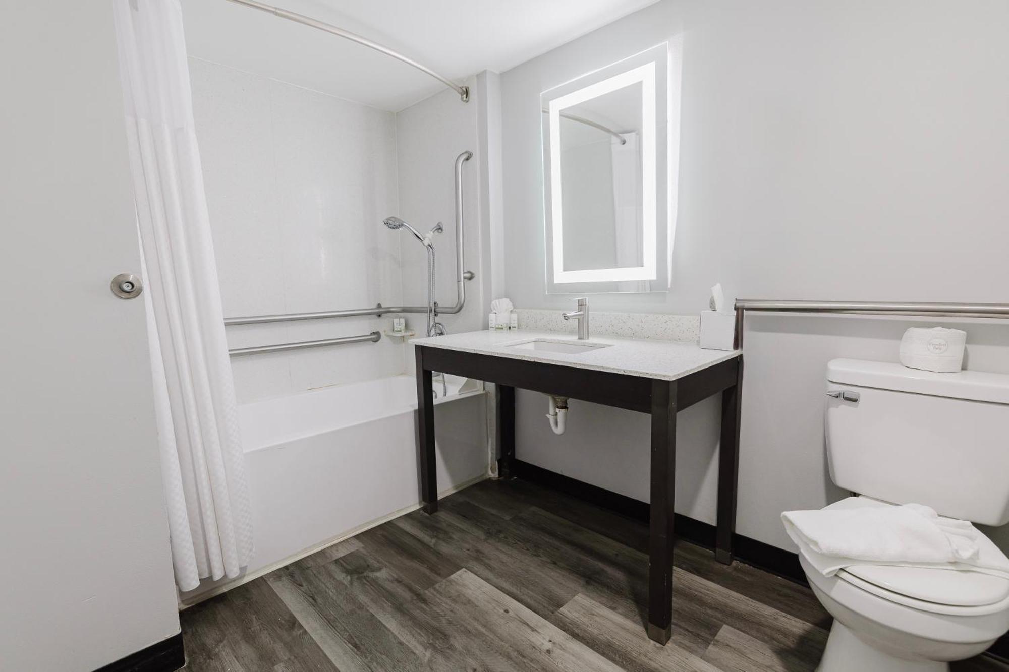 Deluxe King Room Bathtub Grab Bars Mobility Accessible or Non-Smoking