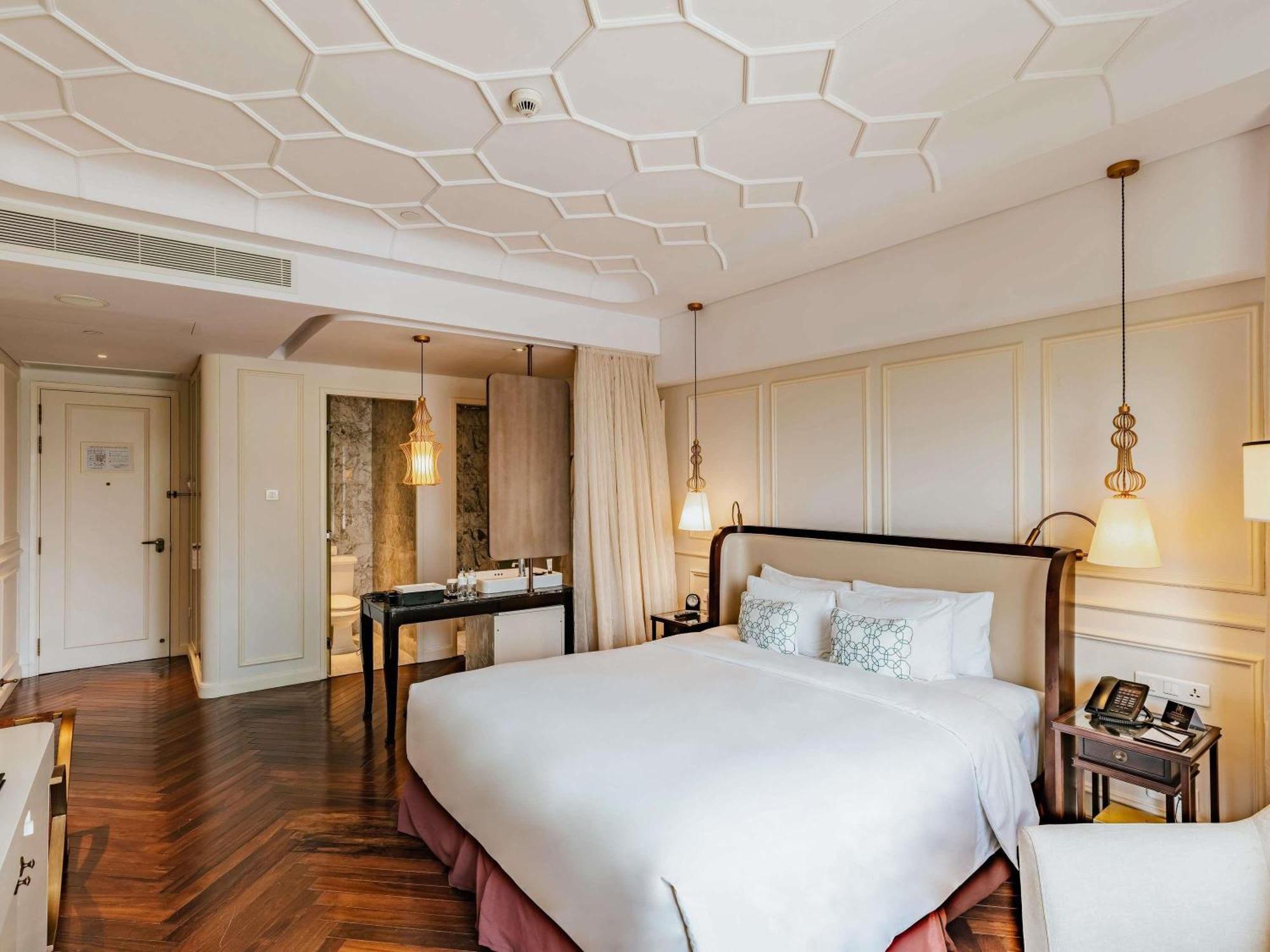Deluxe King Room City View