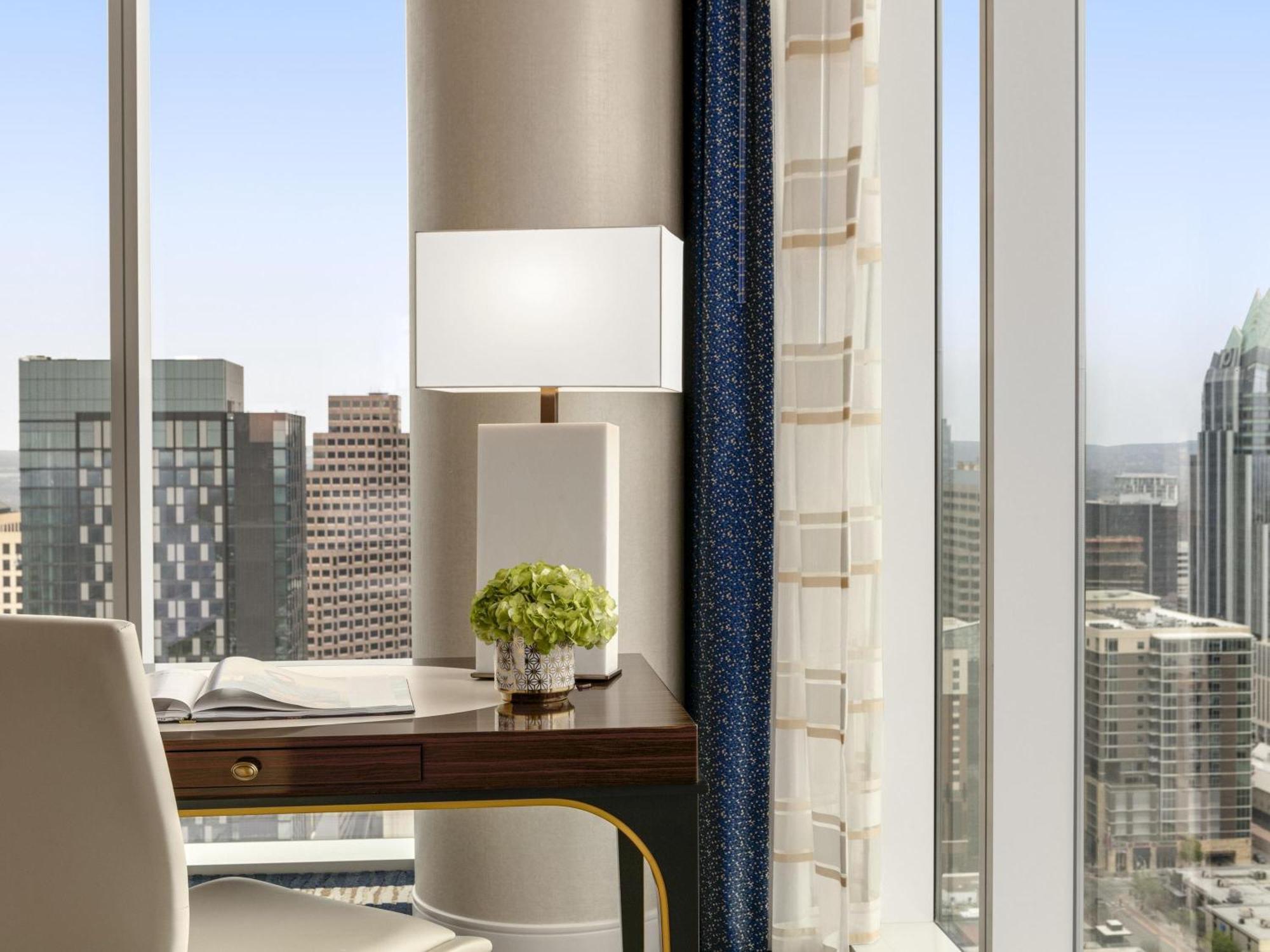 Quarto queen signature de canto com 2 camas queen-size e vista do horizonte