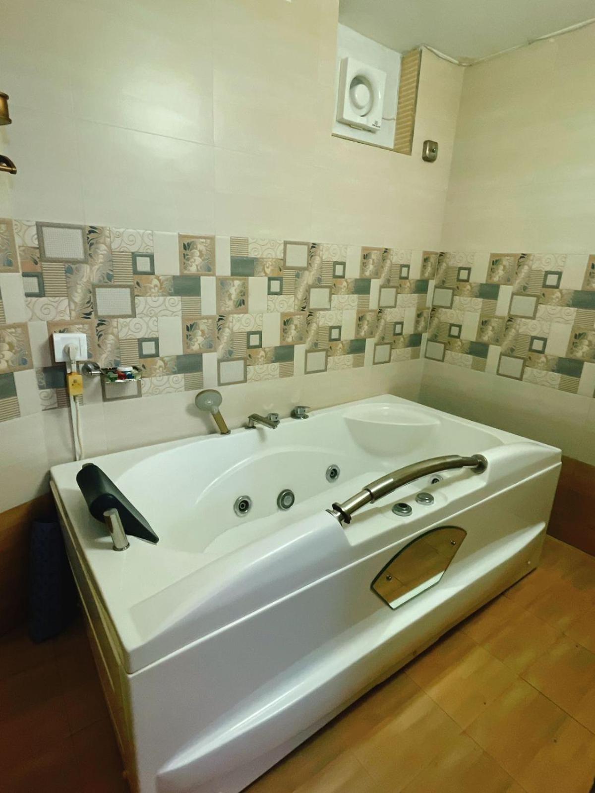 Boutique Room Jacuzzi – Sea-Facing