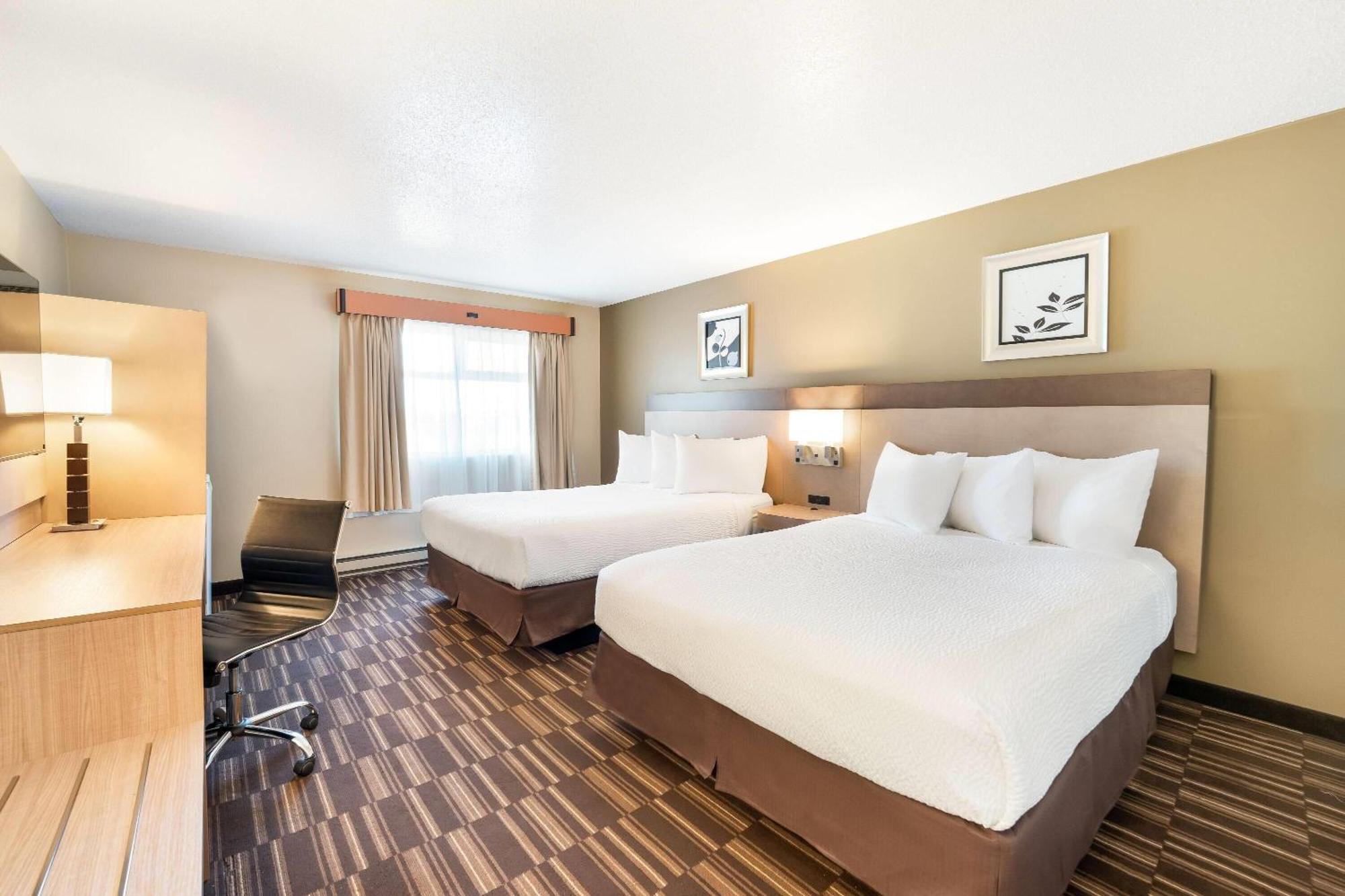 Queen Room Two Queen Beds Pool Level