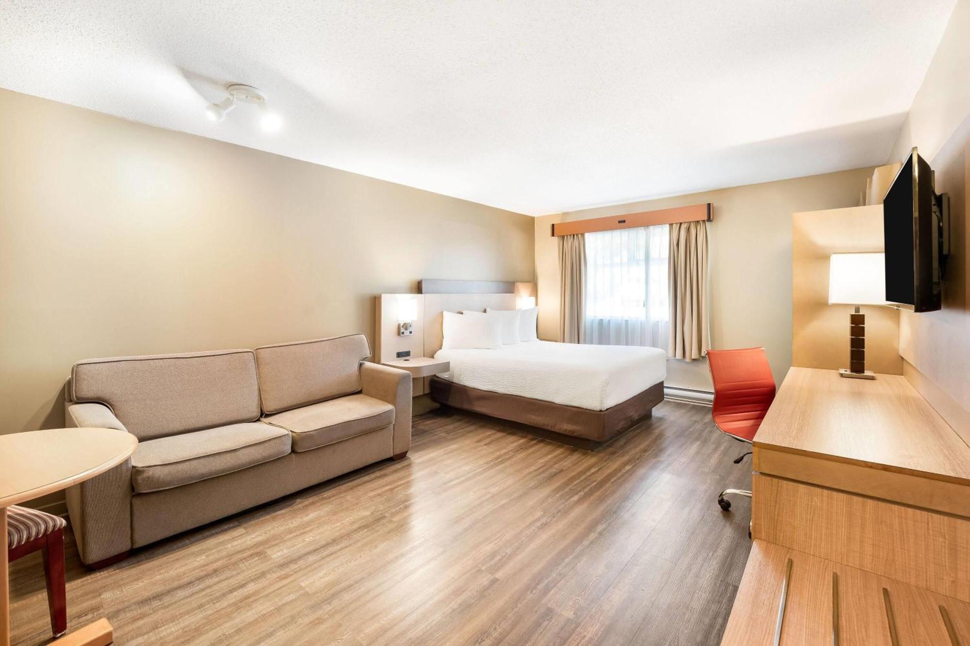 Queen Room Pool Level Pet-Friendly