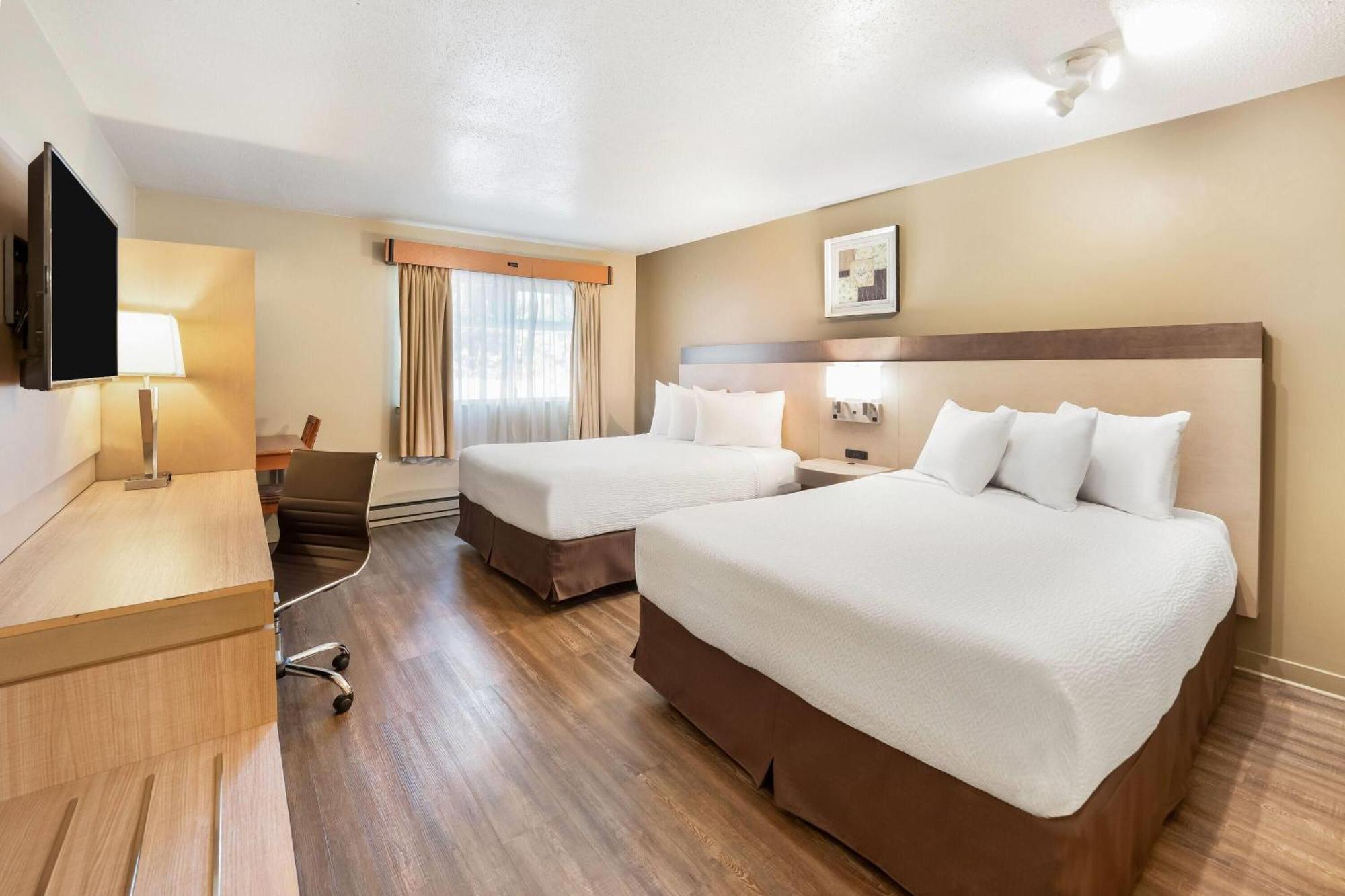 2 Queen Beds Pool Level Pet-Friendly Non-Smoking