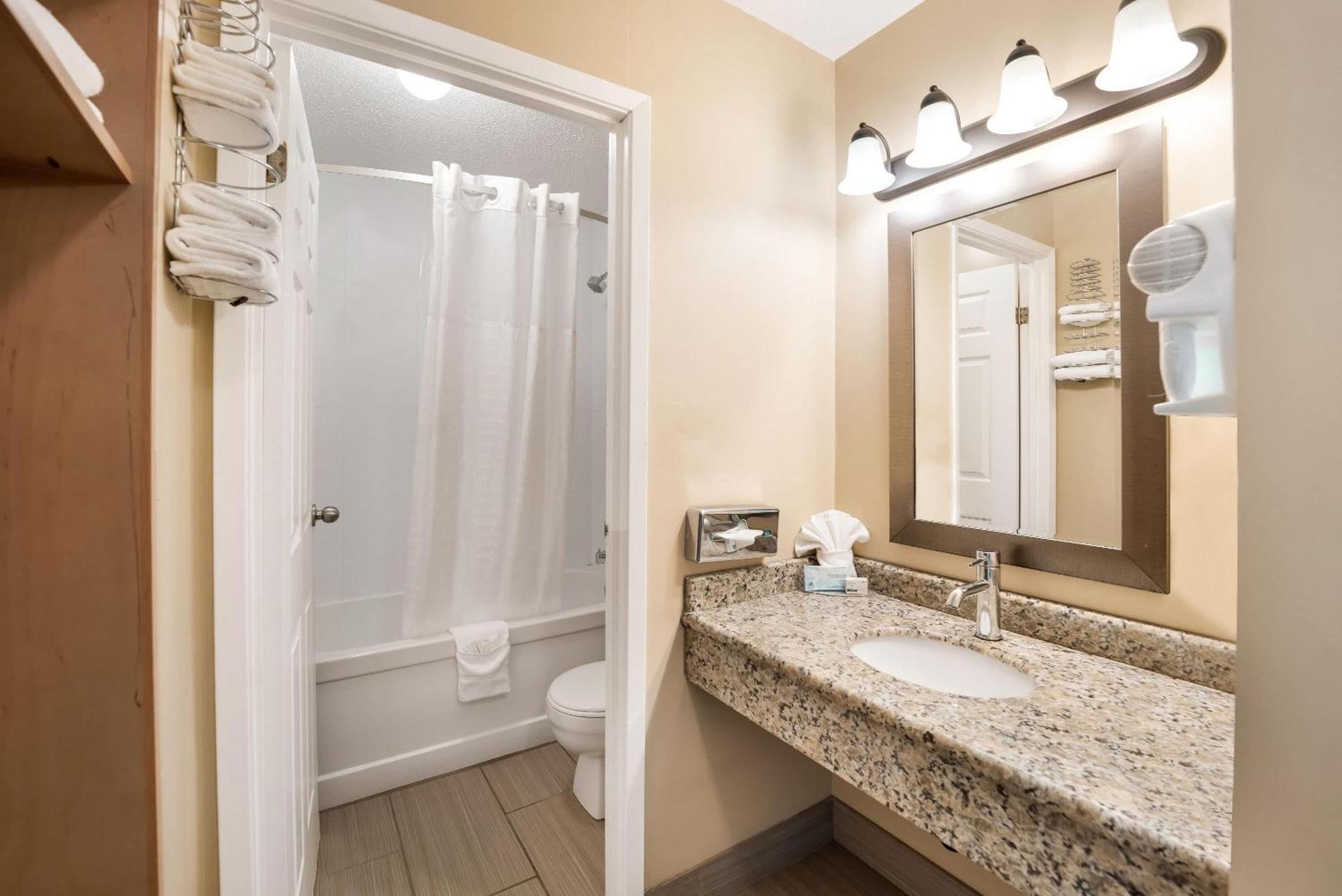 Queen Room Pool Level Pet-Friendly