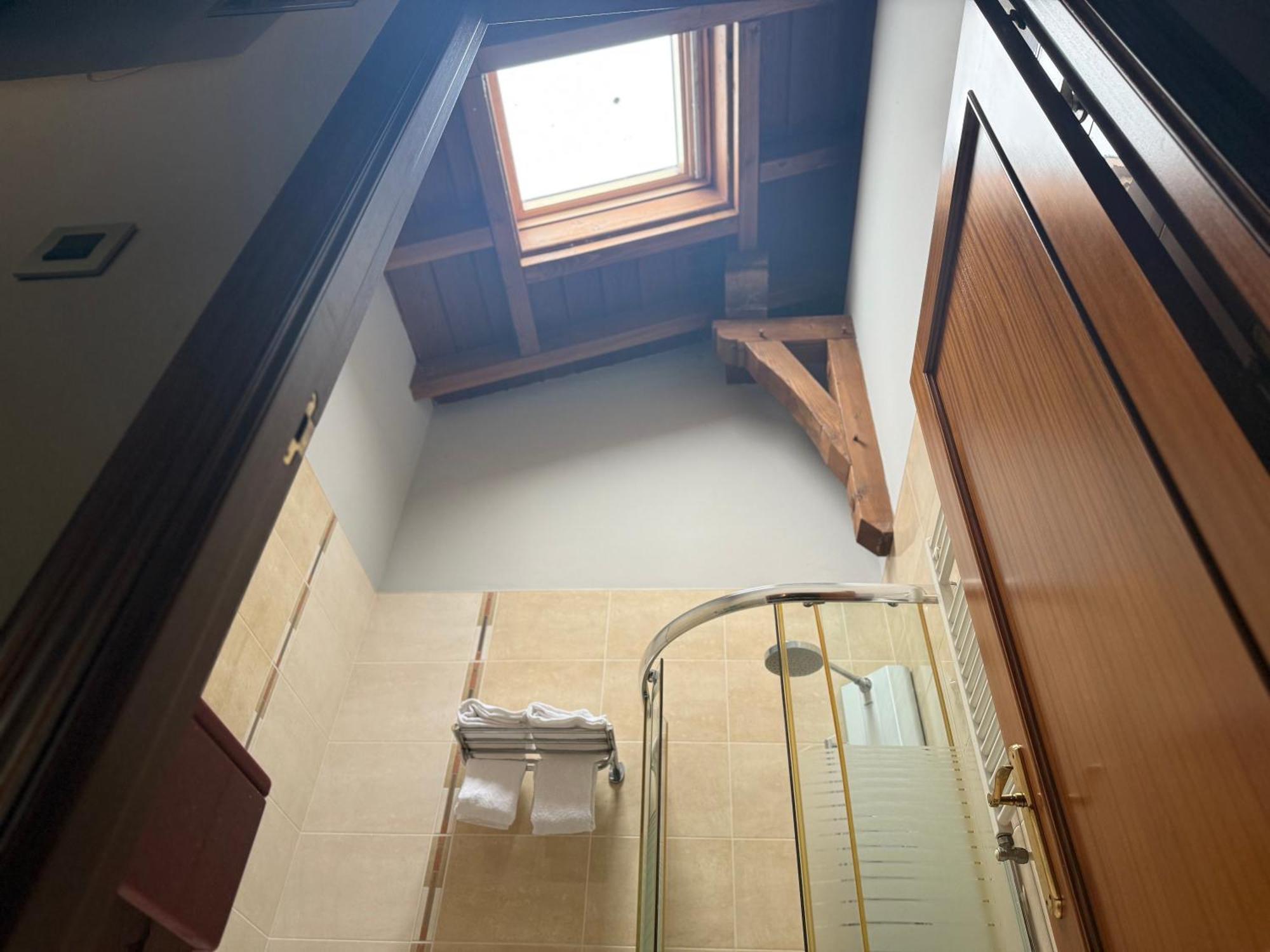 Twin Room,1722922967:JPEG