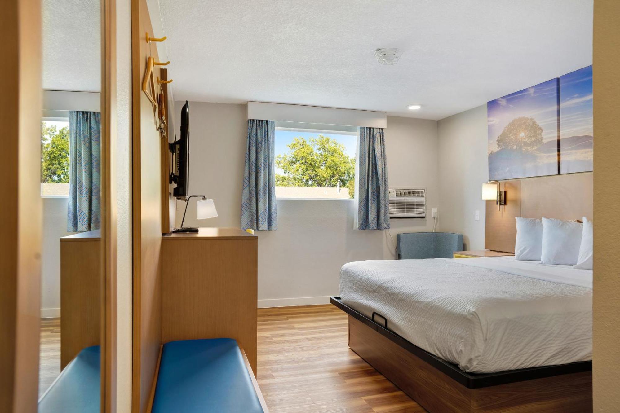 Deluxe King Room
