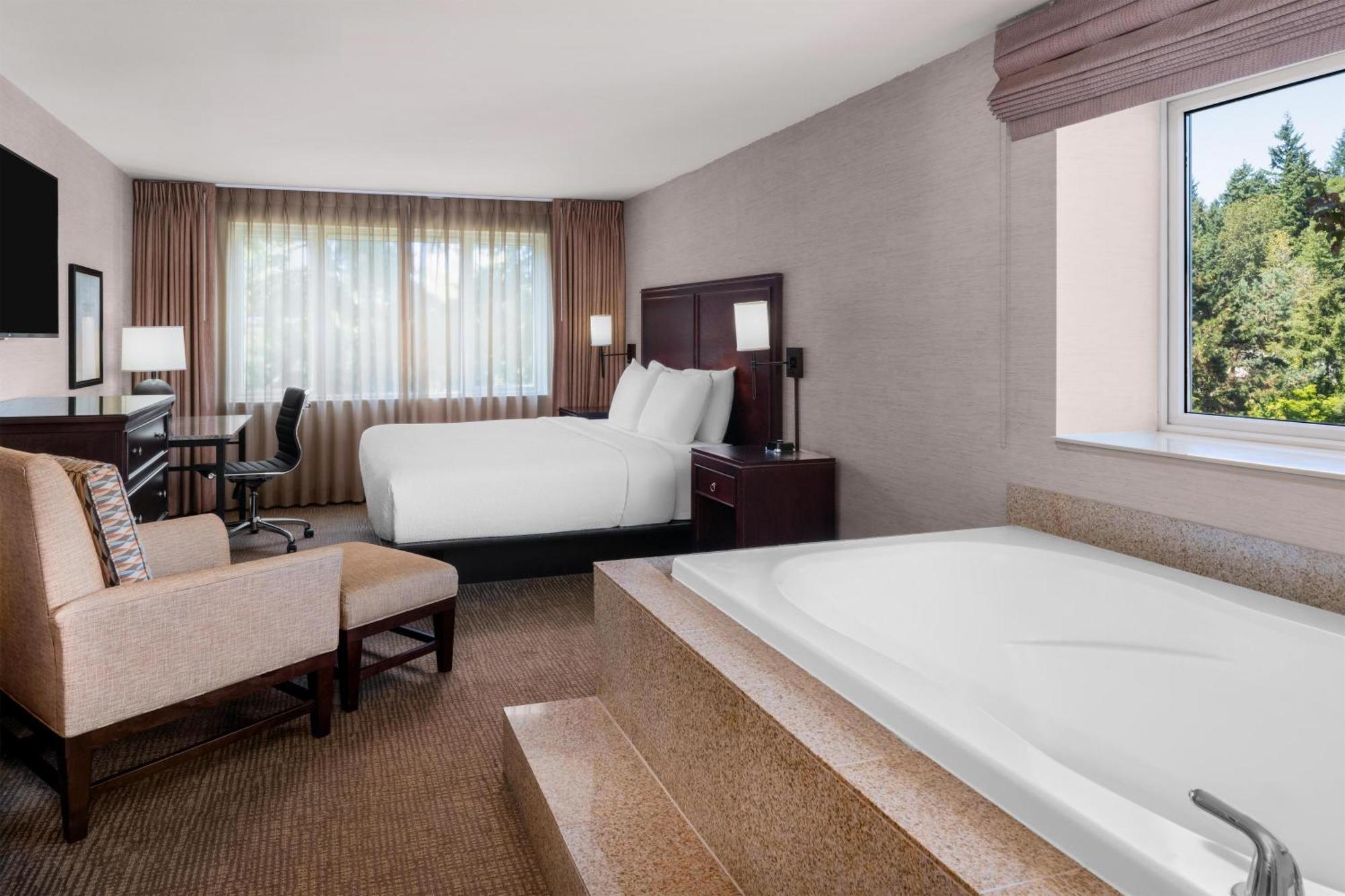 King Room with Jetted Tub - Non-Smoking