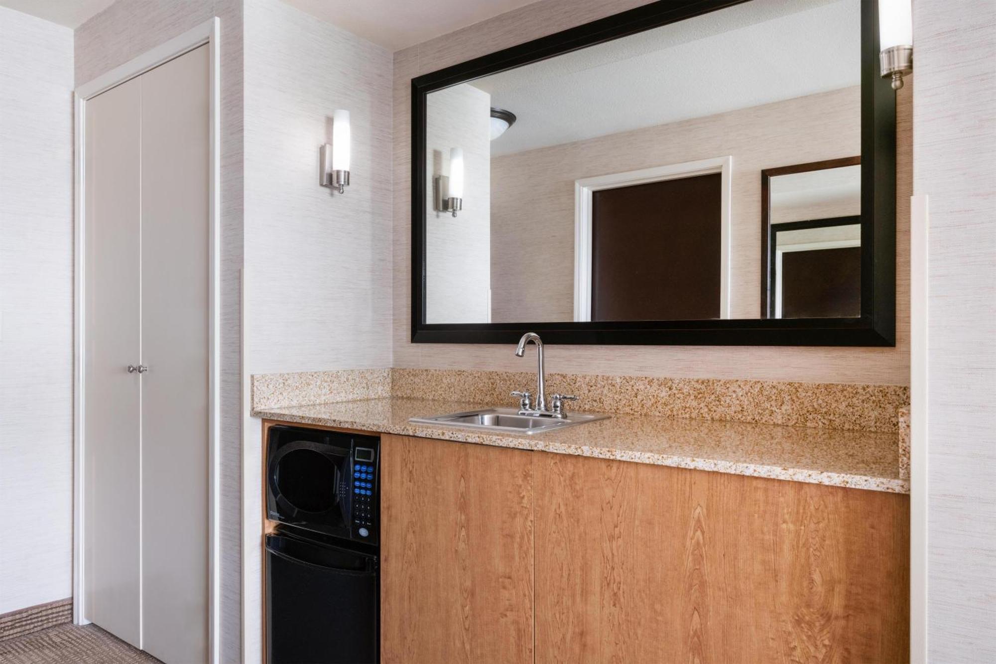 King Room Jetted Tub Non-Smoking