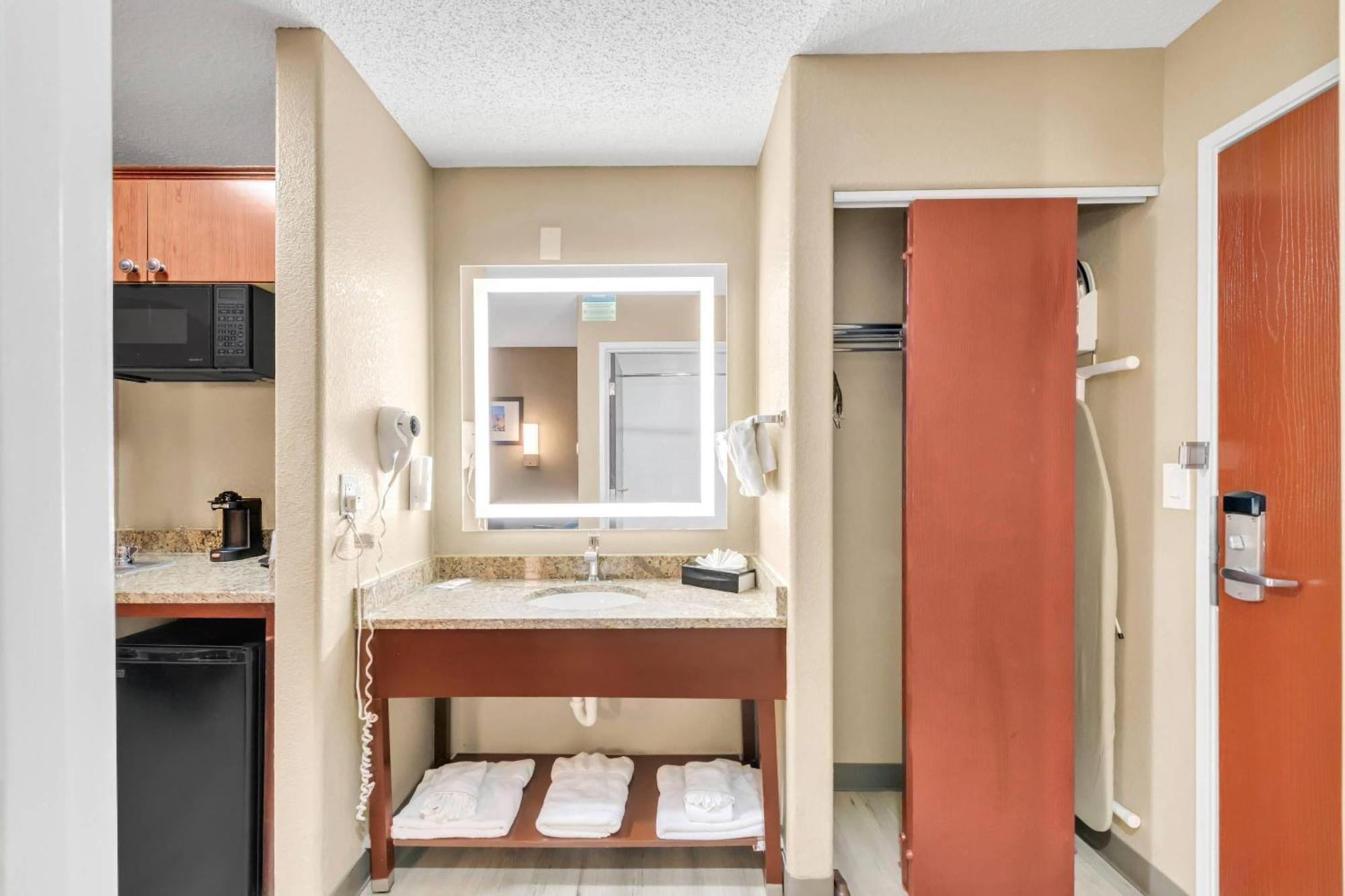 King Suite Non-Smoking