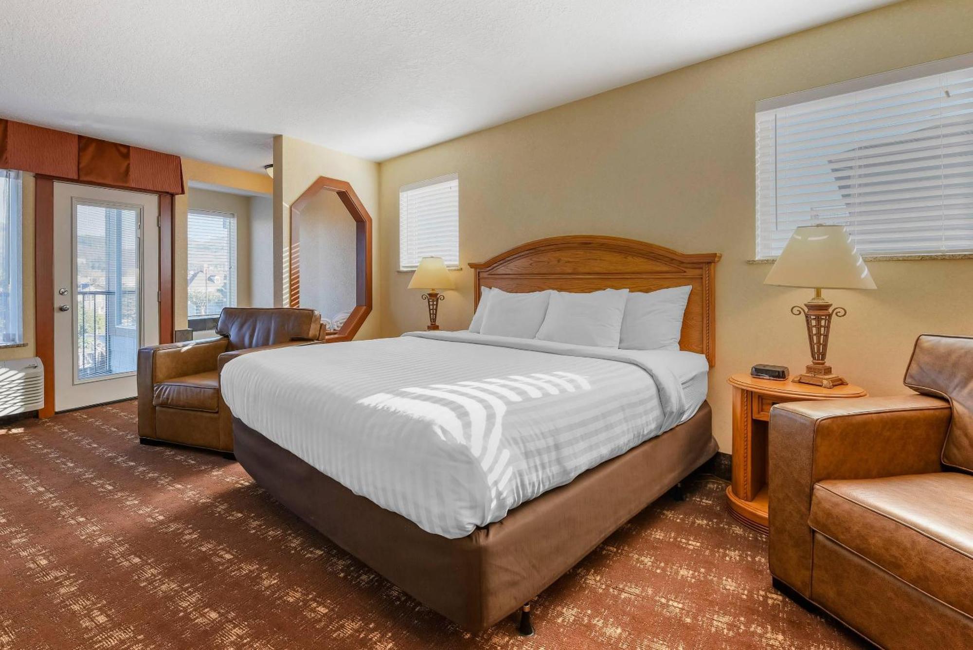 King Jacuzzi Suite - Mobility Accessible w/ Tub - Non Smoking/ No Pets