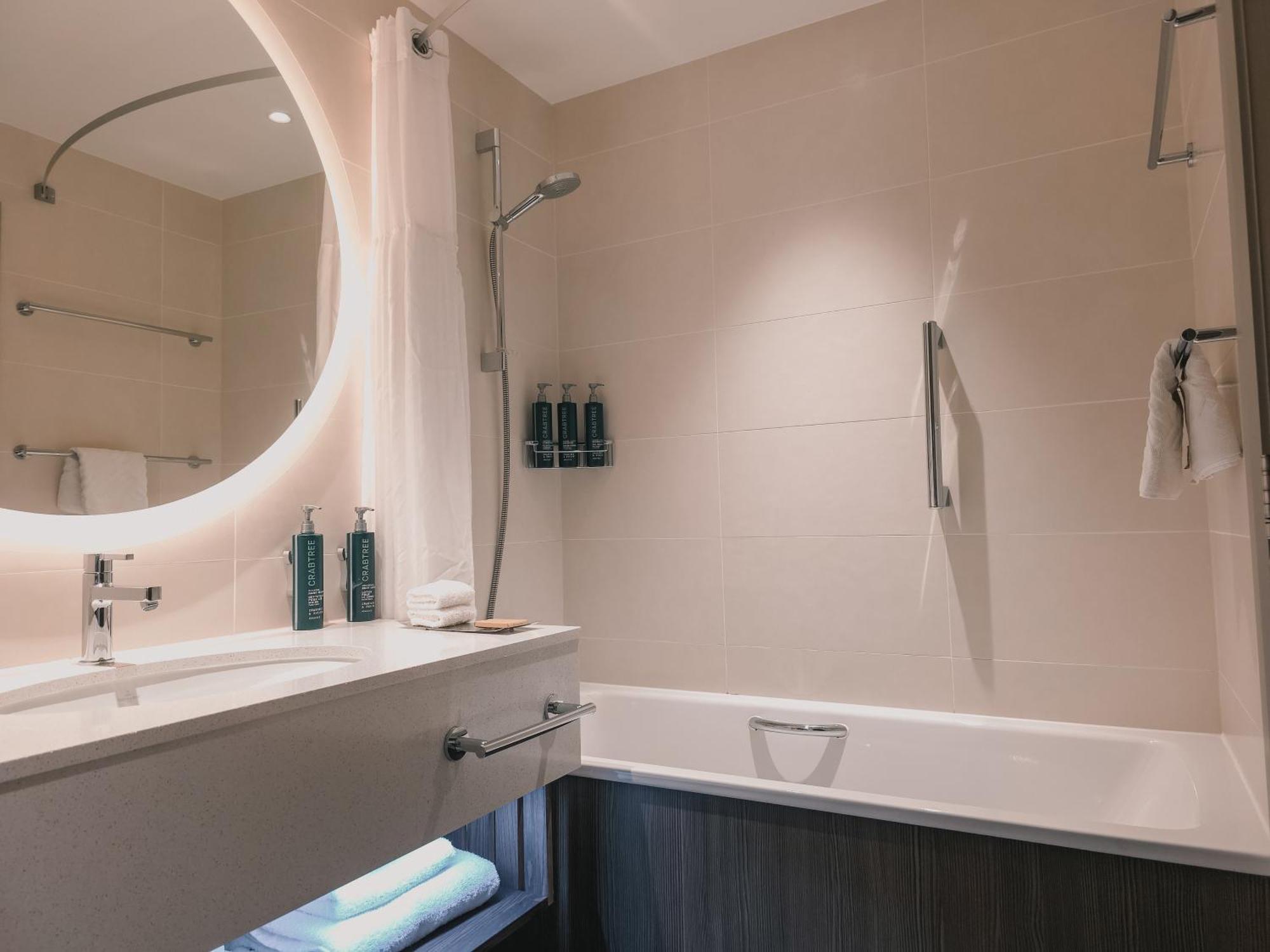 Queen Room Shower over bath