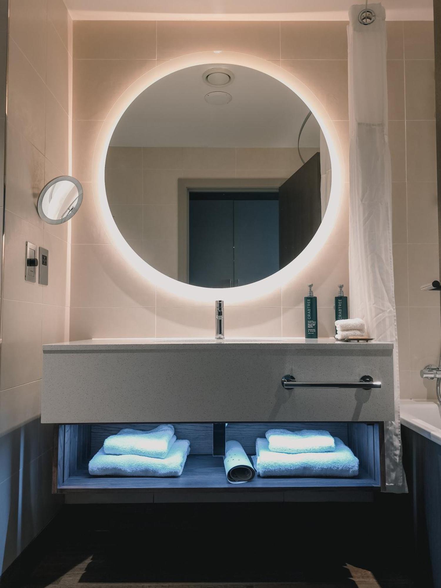 Queen Room Shower over bath