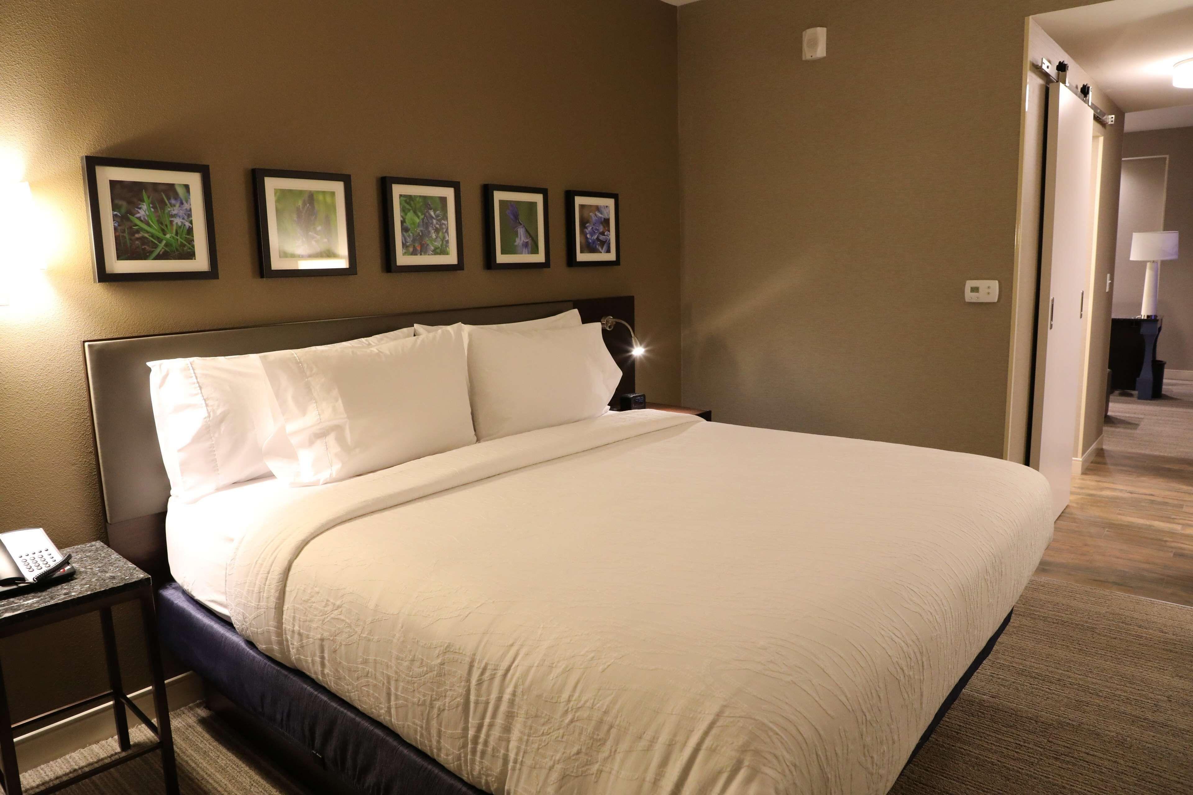 King Room Tub Mobility Hearing Access