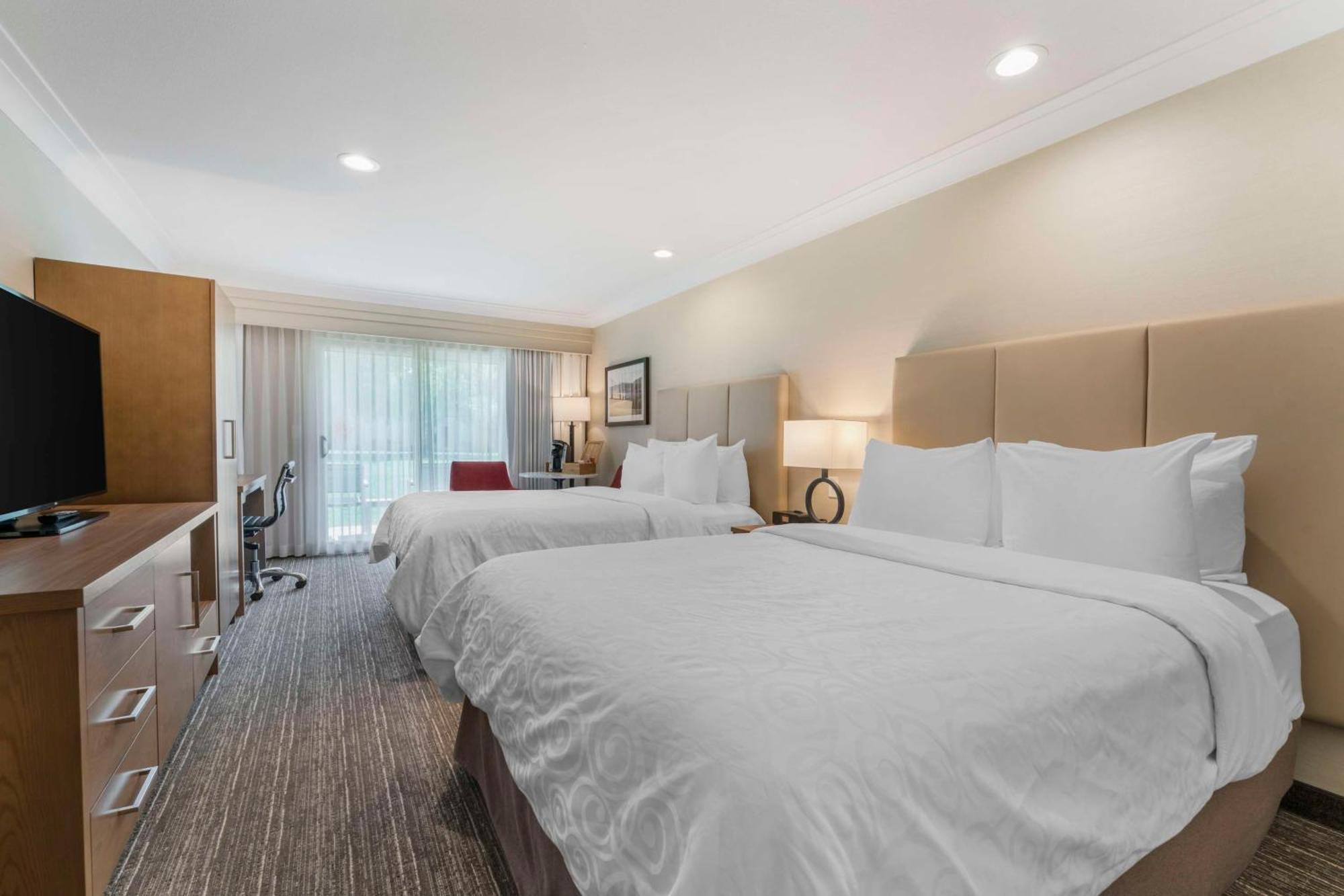 Queen Room Two Queen Beds Courtyard View