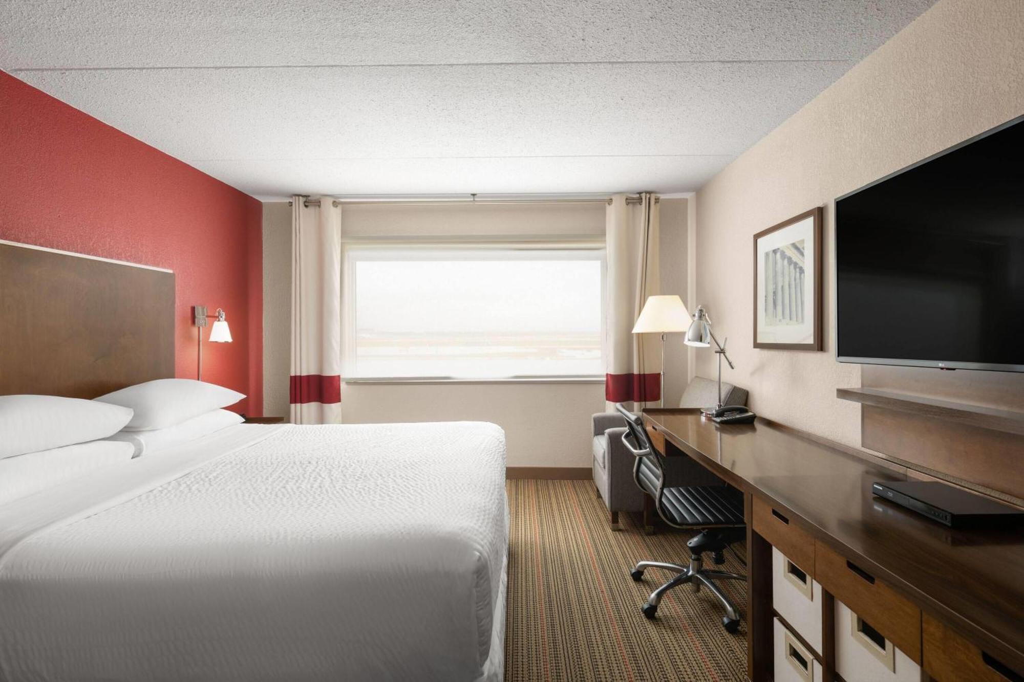 Deluxe King Room - Mobility Access/Non-Smoking
