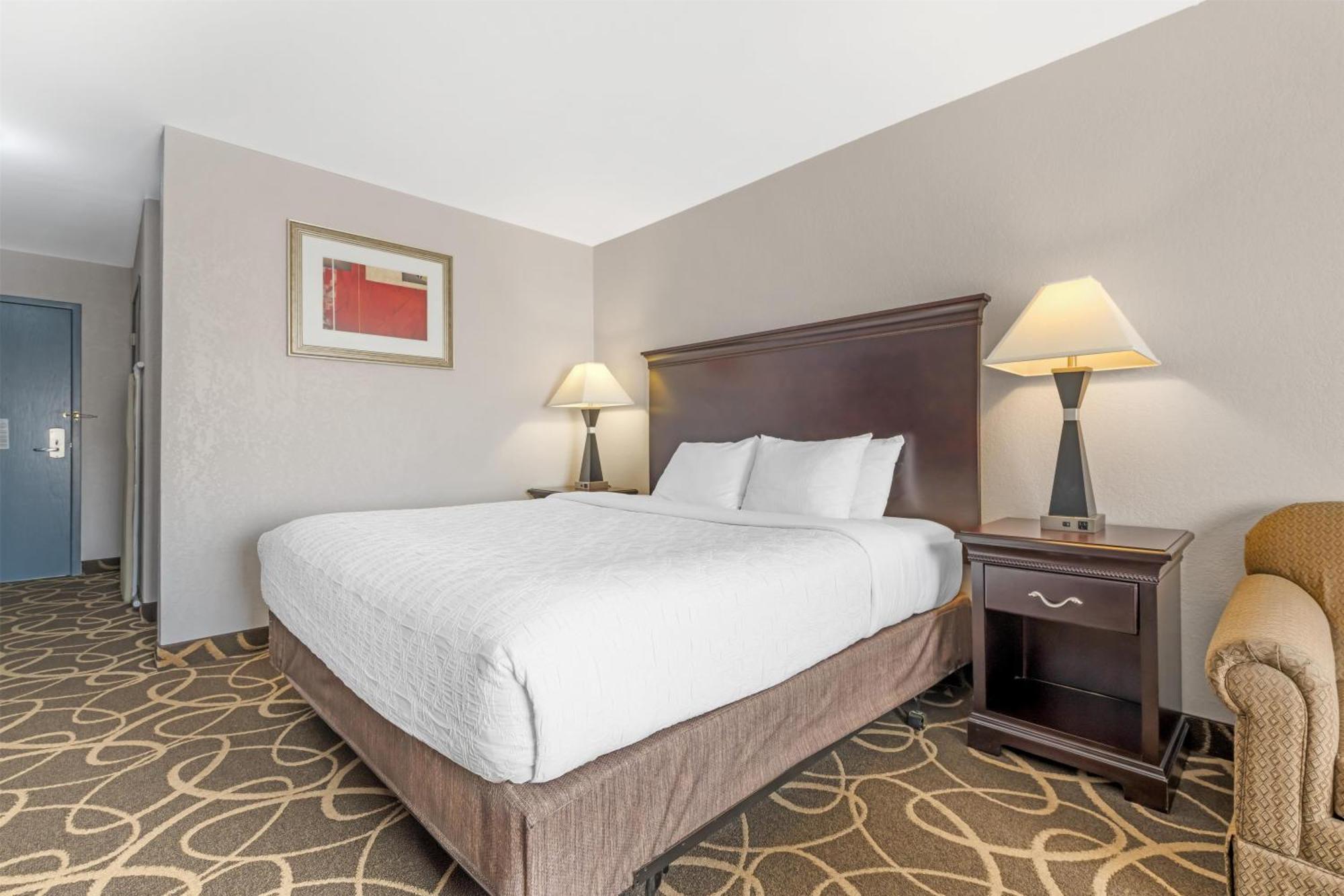 King Room Bath Tub Mobility Access Room or Non-Smoking