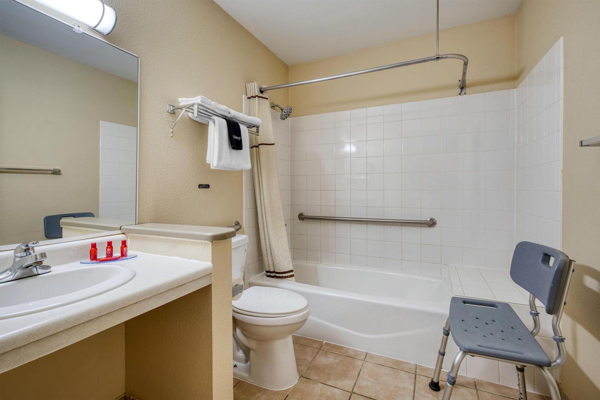 Queen Room Bath Tub Disability Access or Non-Smoking