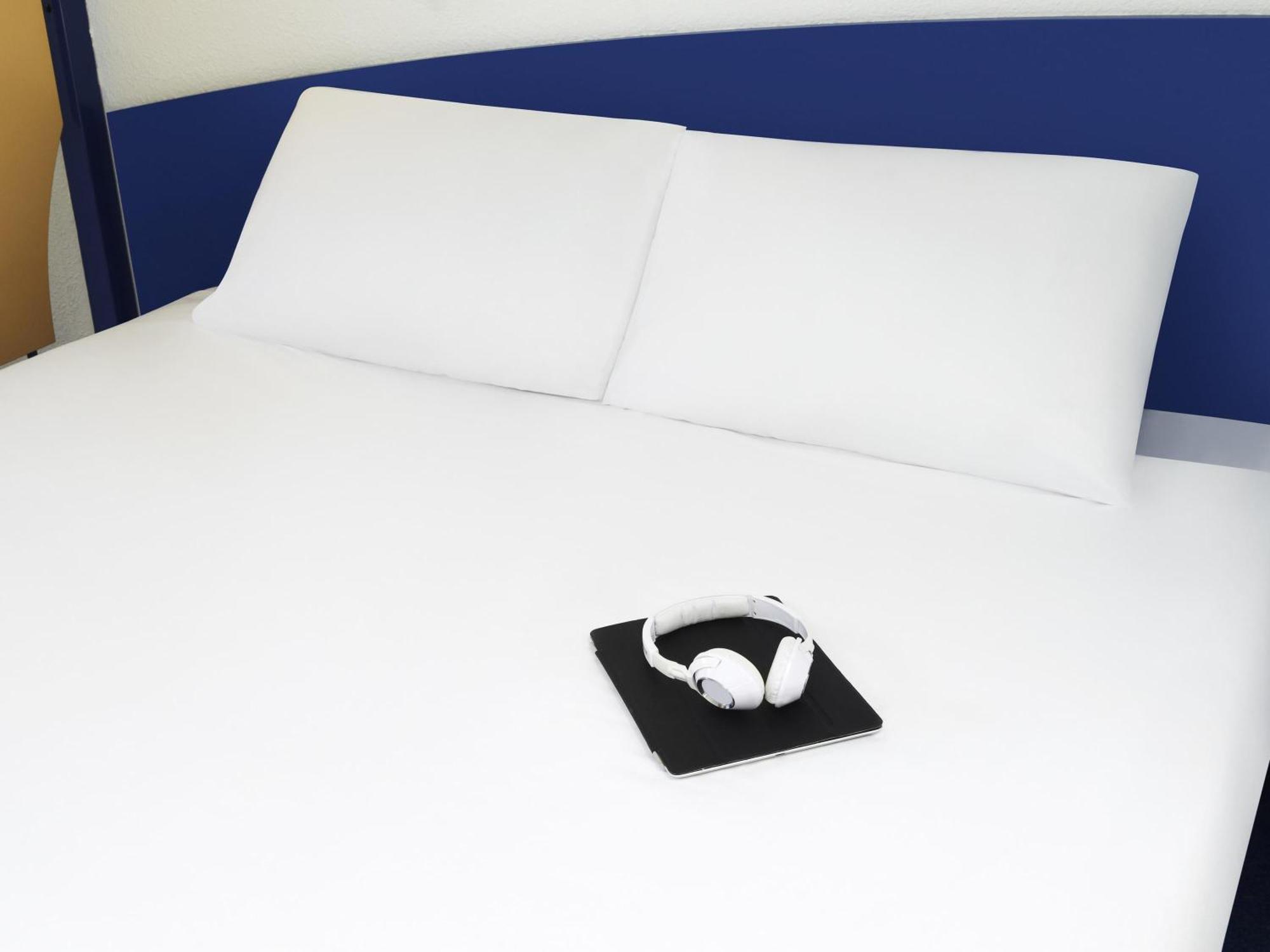 Accessible Room with 1 Queen Bed