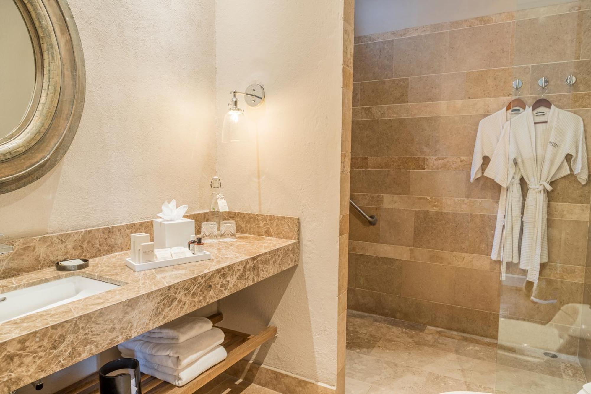 Deluxe Double Room Makani Beach Club access