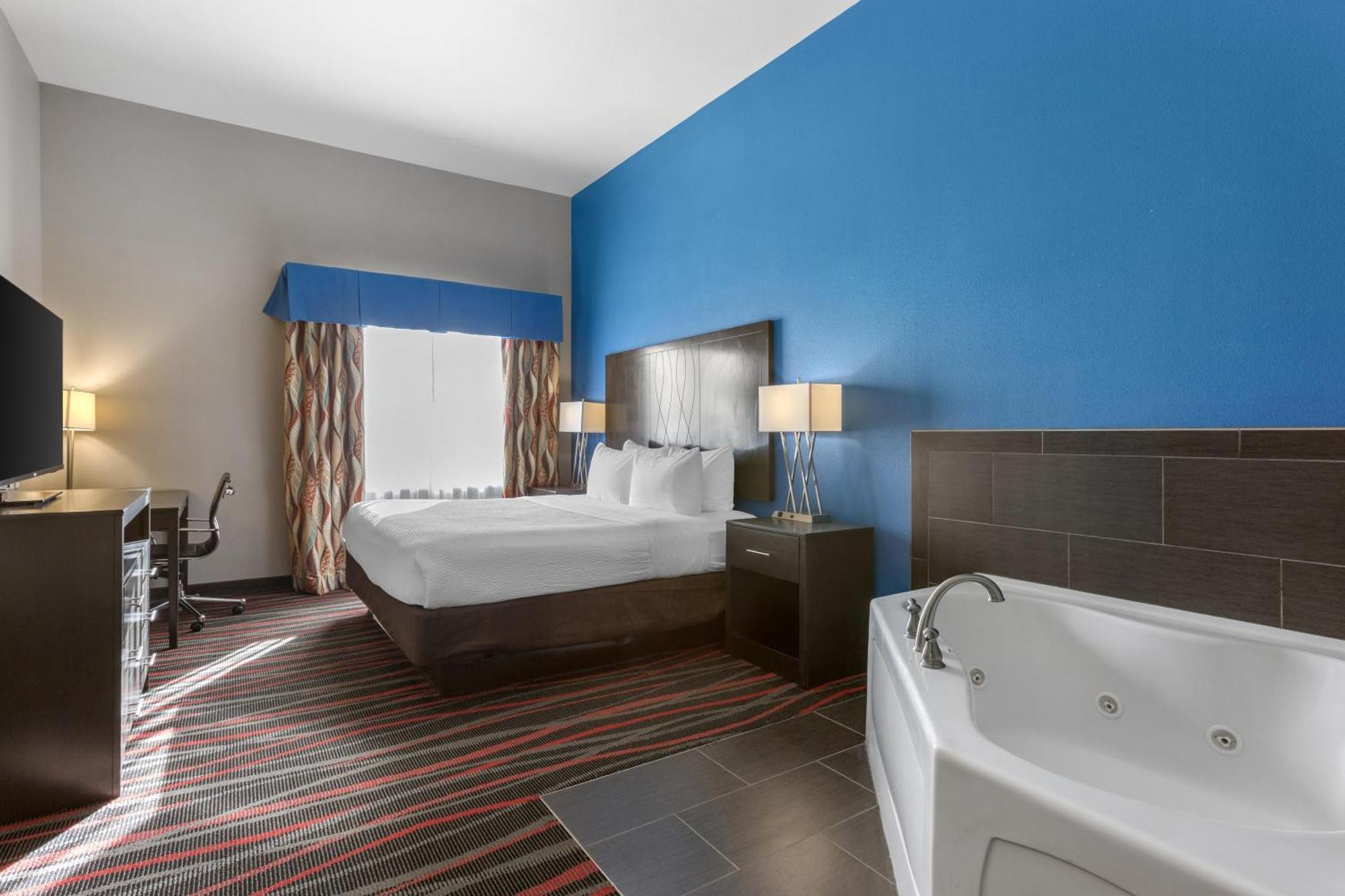 King Suite with Whirlpool - Non-Smoking
